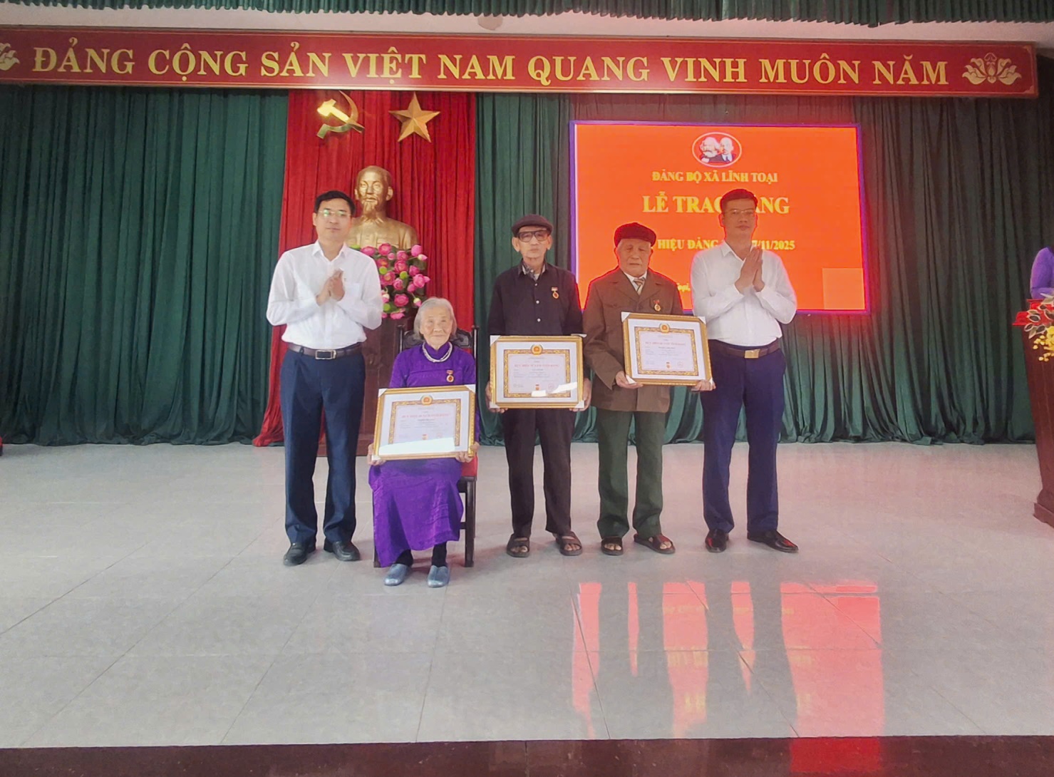 D:\2. NĂM 2025 LĨNH TOẠI\1. CÁ NHÂN\TRAO HHĐ\z7351961856788_84866b32f81f9d1c65bf91a9fdebd88e.jpg