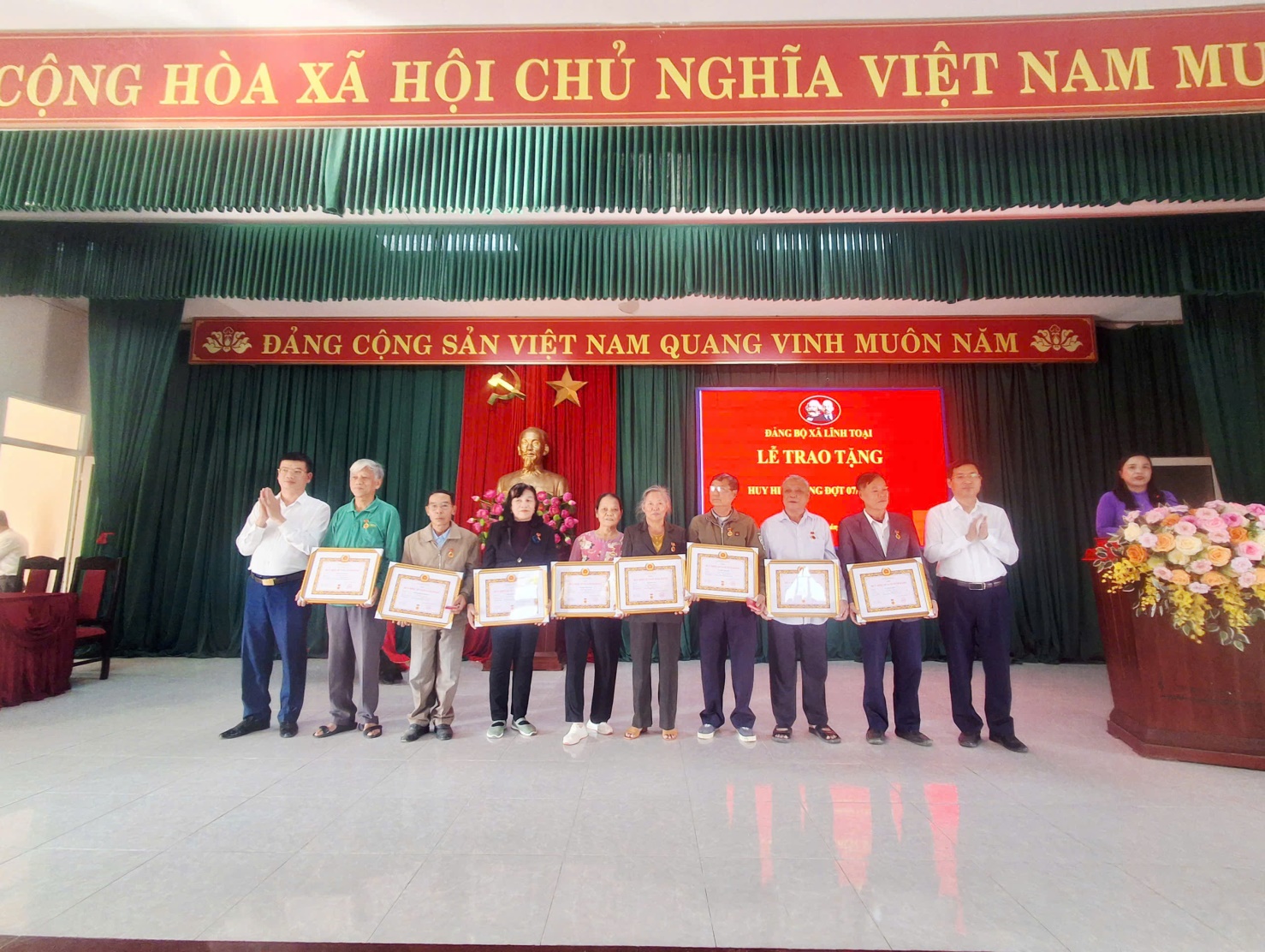 D:\2. NĂM 2025 LĨNH TOẠI\1. CÁ NHÂN\TRAO HHĐ\z7351961961987_484d4f7c07a2f1bc9ea1b61e07b20286.jpg