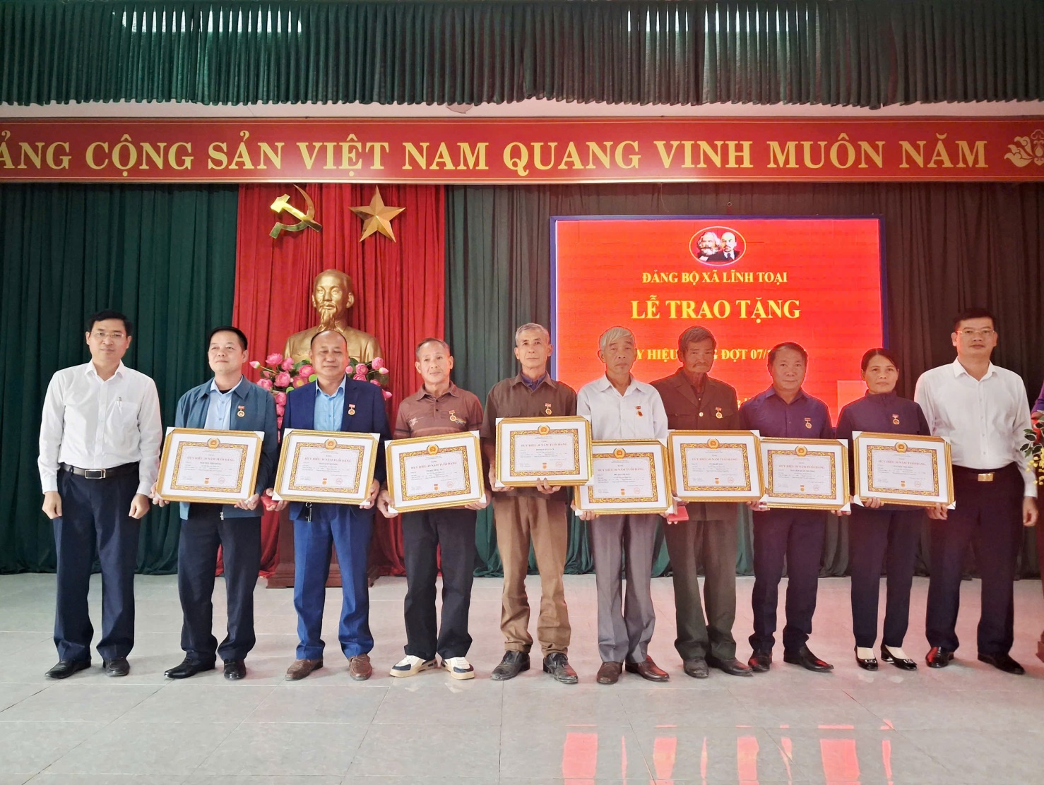 D:\2. NĂM 2025 LĨNH TOẠI\1. CÁ NHÂN\TRAO HHĐ\z7351961958147_179e52a8aa94a738f3e5f176992cd582.jpg