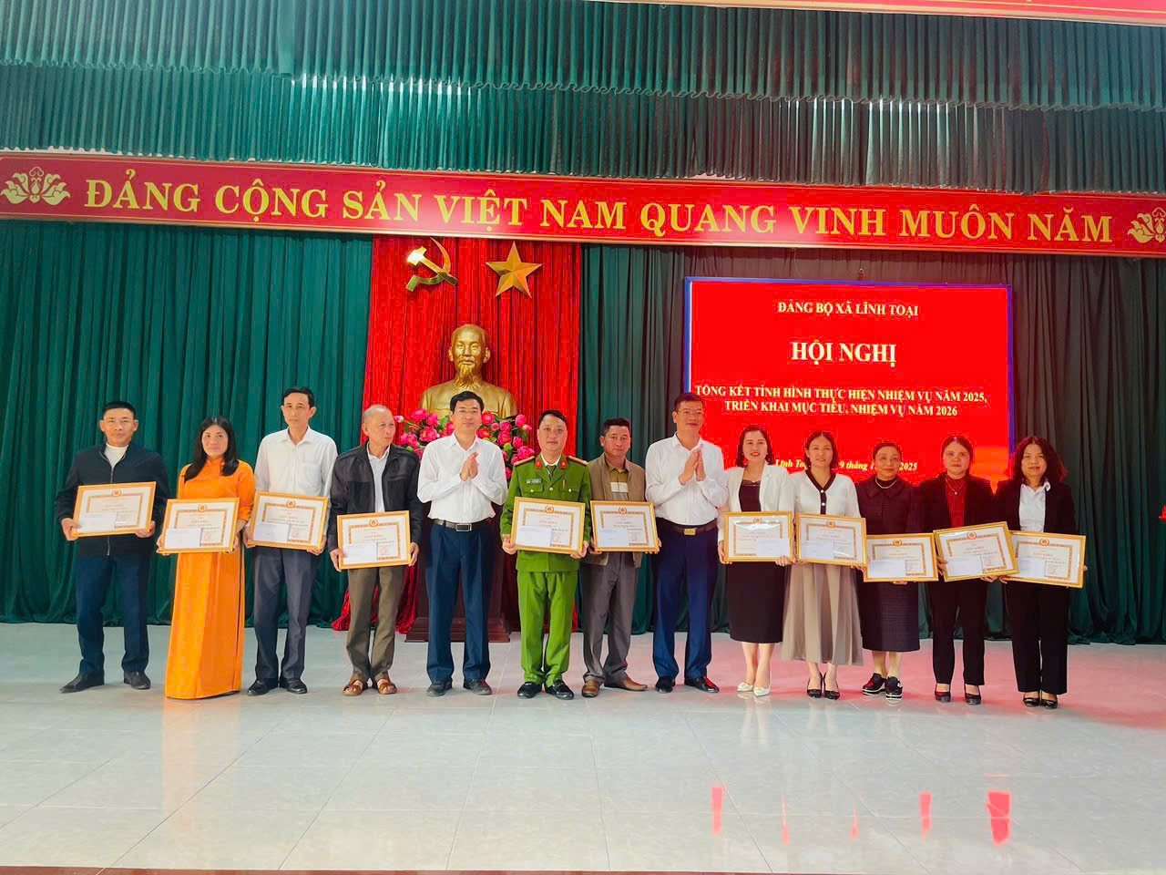 D:\2. NĂM 2025 LĨNH TOẠI\1. CÁ NHÂN\TRAO HHĐ\z7351961931151_a35bcec8ef97d8d0e0a70b7940685ef1.jpg