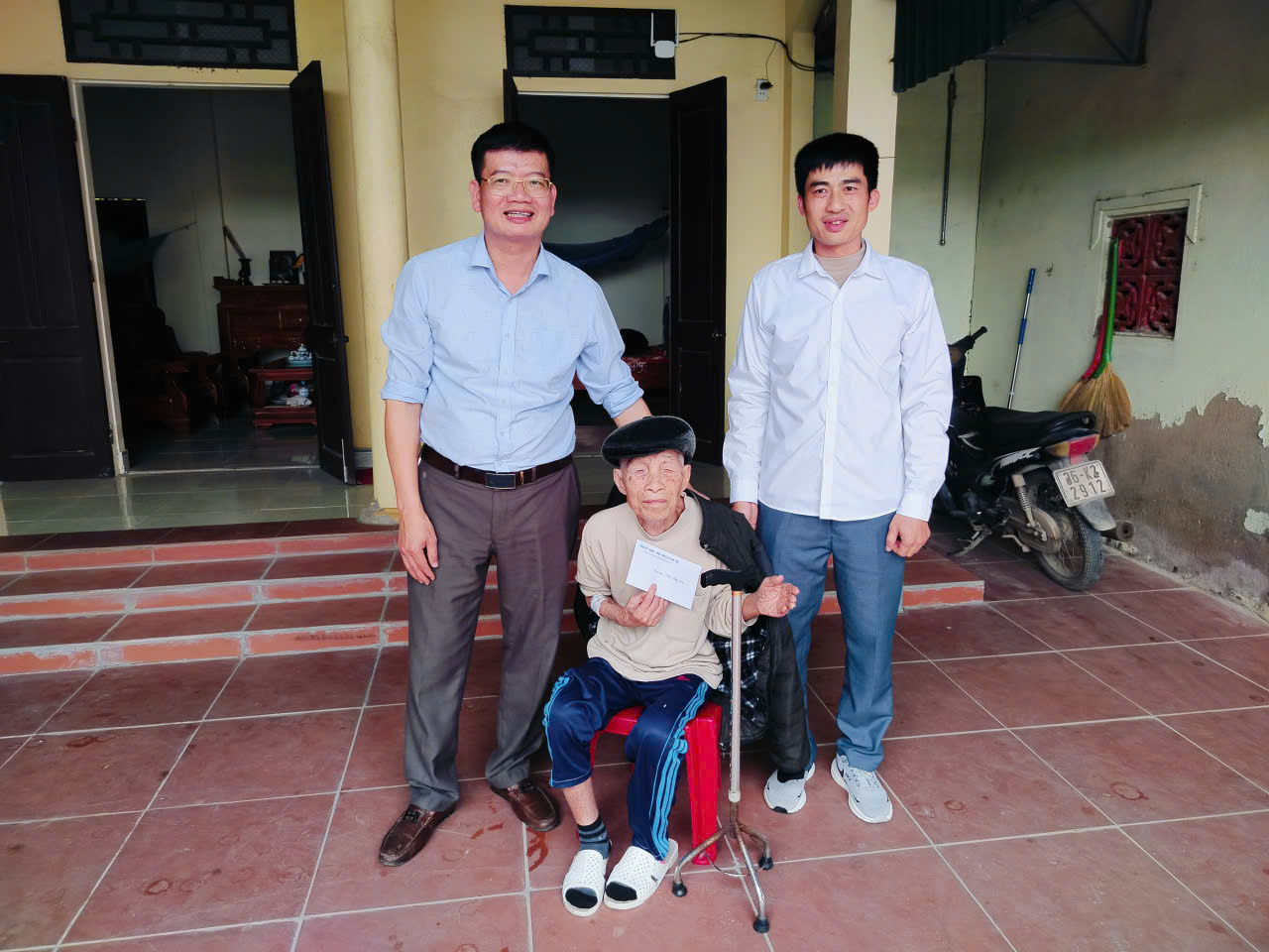 D:\2. NĂM 2025 LĨNH TOẠI\1. CÁ NHÂN\ẢNH TRAO QUÀ 22.12\z7346649375558_69348905963f3fd5d37bec6a03dedd45.jpg