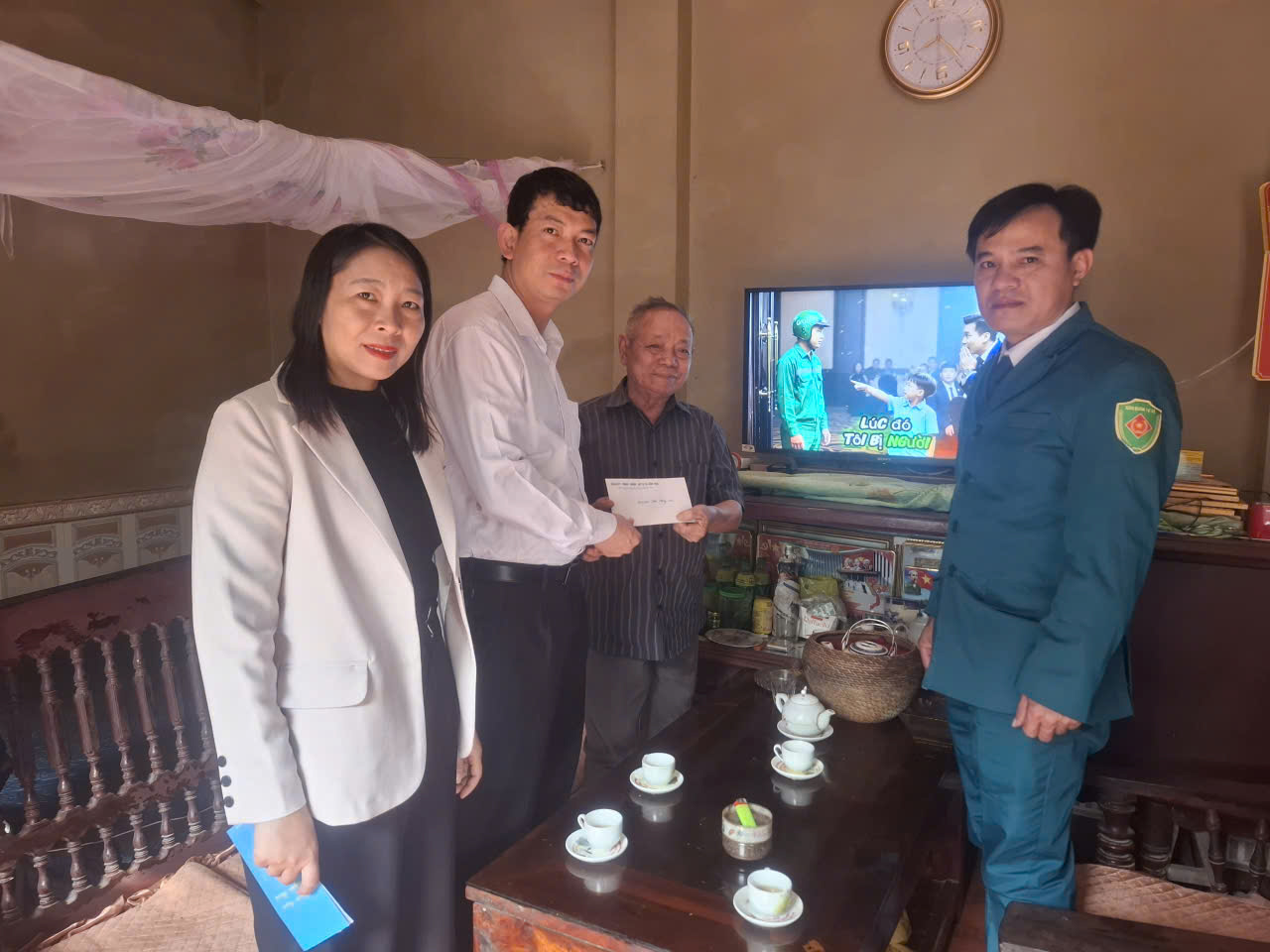 D:\2. NĂM 2025 LĨNH TOẠI\1. CÁ NHÂN\ẢNH TRAO QUÀ 22.12\z7351847365574_915b1e1a4a18a1502fe165279a7de94a.jpg