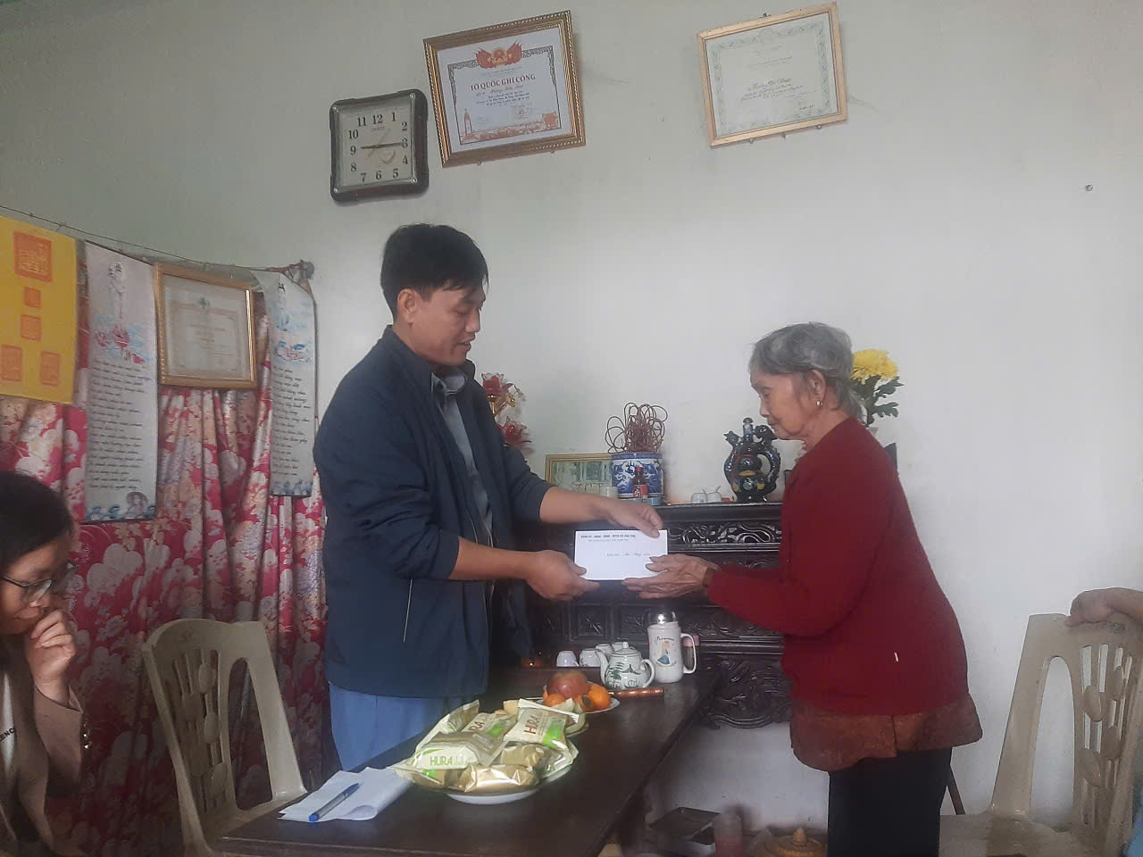 D:\2. NĂM 2025 LĨNH TOẠI\1. CÁ NHÂN\ẢNH TRAO QUÀ 22.12\z7351815250290_216355de3d99c5858d62efbb5873290a.jpg