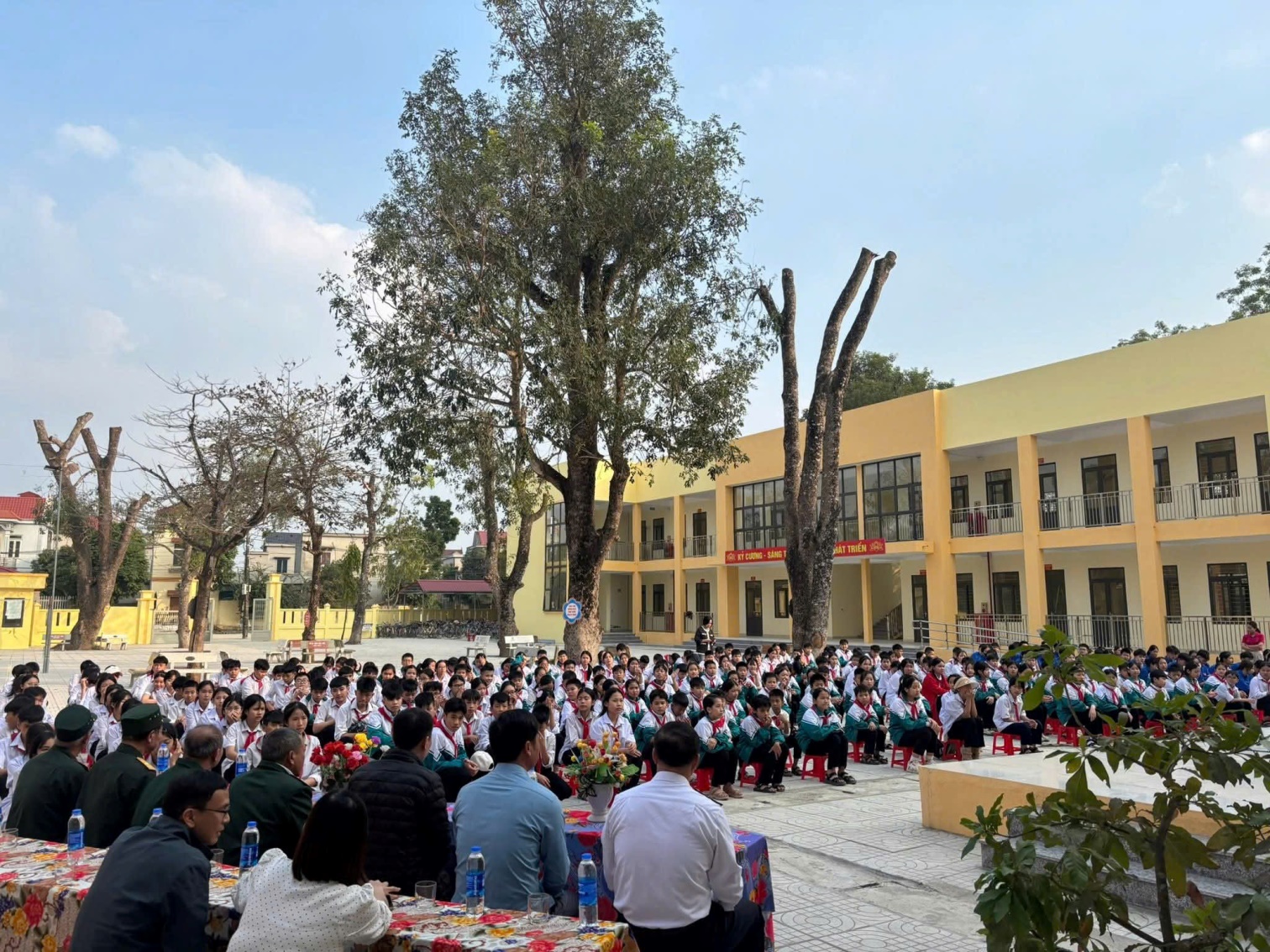 D:\2. NĂM 2025 LĨNH TOẠI\1. CÁ NHÂN\ẢNH TRAO QUÀ 22.12\z7351846019301_7bb070d39a704ac65c73b0f5c531b5b6.jpg