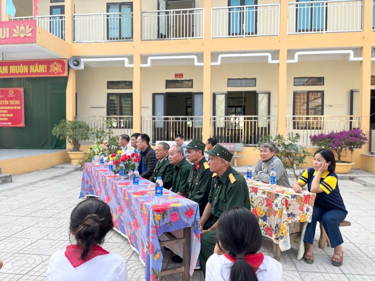 D:\2. NĂM 2025 LĨNH TOẠI\1. CÁ NHÂN\ẢNH TRAO QUÀ 22.12\z7351846031148_df77fd4dcd2d1498bdfba558179e2ced.jpg