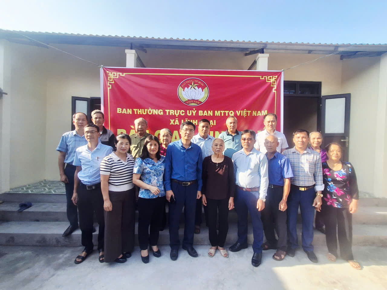 D:\CHƯƠNG TRÌNH PHÁT THANH\THÁNG 12\trao nhà\z7360538130367_52458b18649814148a4b84711d078f92.jpg