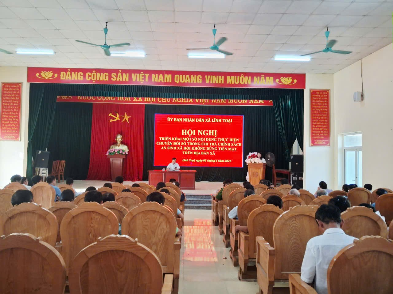 XÃ LĨNH TOẠI TỔ CHỨC HỘI NGHỊ TRIỂN KHAI MỘT SỐ NỘI DUNG THỰC HIỆN CHUYỂN ĐỔI SỐ TRONG CHI TRẢ CHÍNH SÁCH AN SINH XÃ HỘI KHÔNG DÙNG TIỀN MẶT