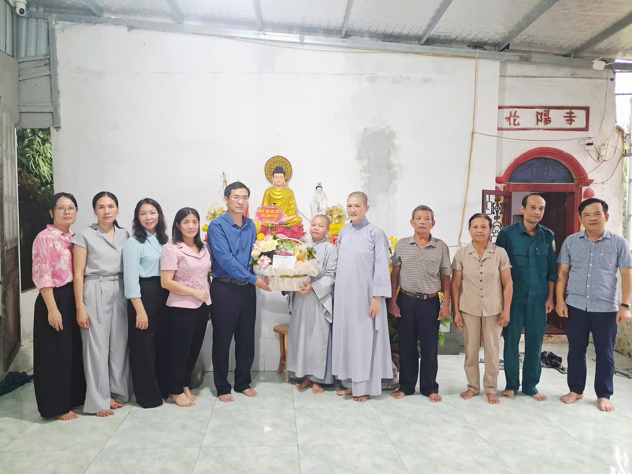 CÁC ĐỒNG CHÍ LÃNH ĐẠO XÃ THĂM, CHÚC MỪNG CÁC CHÙA NHÂN DỊP LỄ VU LAN