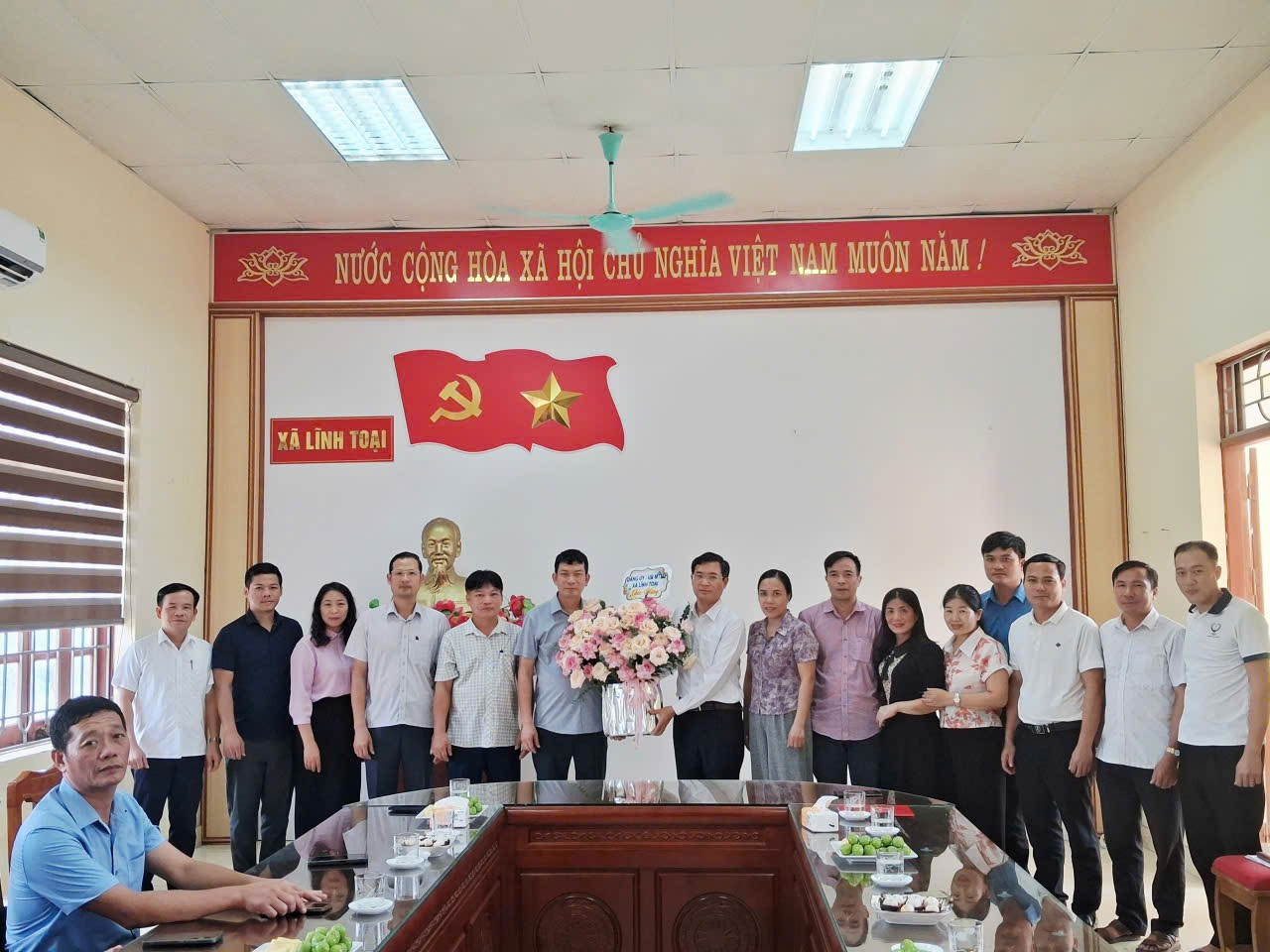 LÃNH ĐẠO ĐẢNG ỦY, ỦY BAN MTTQ, CÁC TỔ CHỨC CHÍNH TRỊ - XÃ HỘI VÀ KHỐI GIÁO DỤC XÃ LĨNH TOẠI TẶNG HOA CHÚC MỪNG UBND XÃ NHÂN DỊP QUỐC KHÁNH 2/9