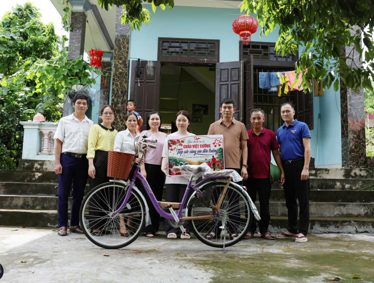 XÃ LĨNH TOẠI TRAO TẶNG XE ĐẠP CHO HỌC SINH CÓ HOÀN CẢNH KHÓ KHĂN