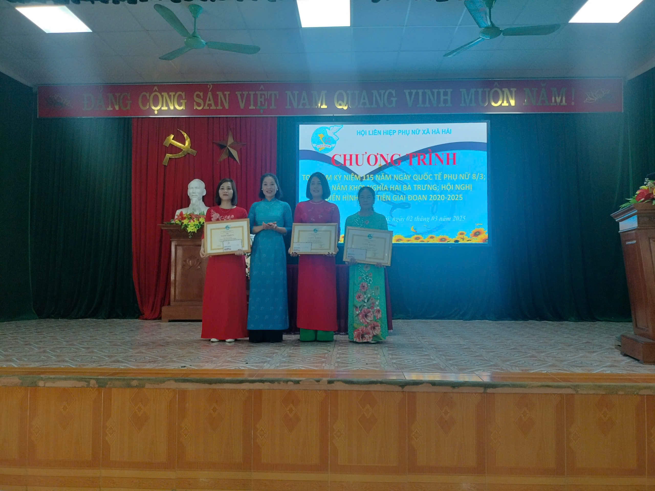xuyen trao phan thuong.jpg