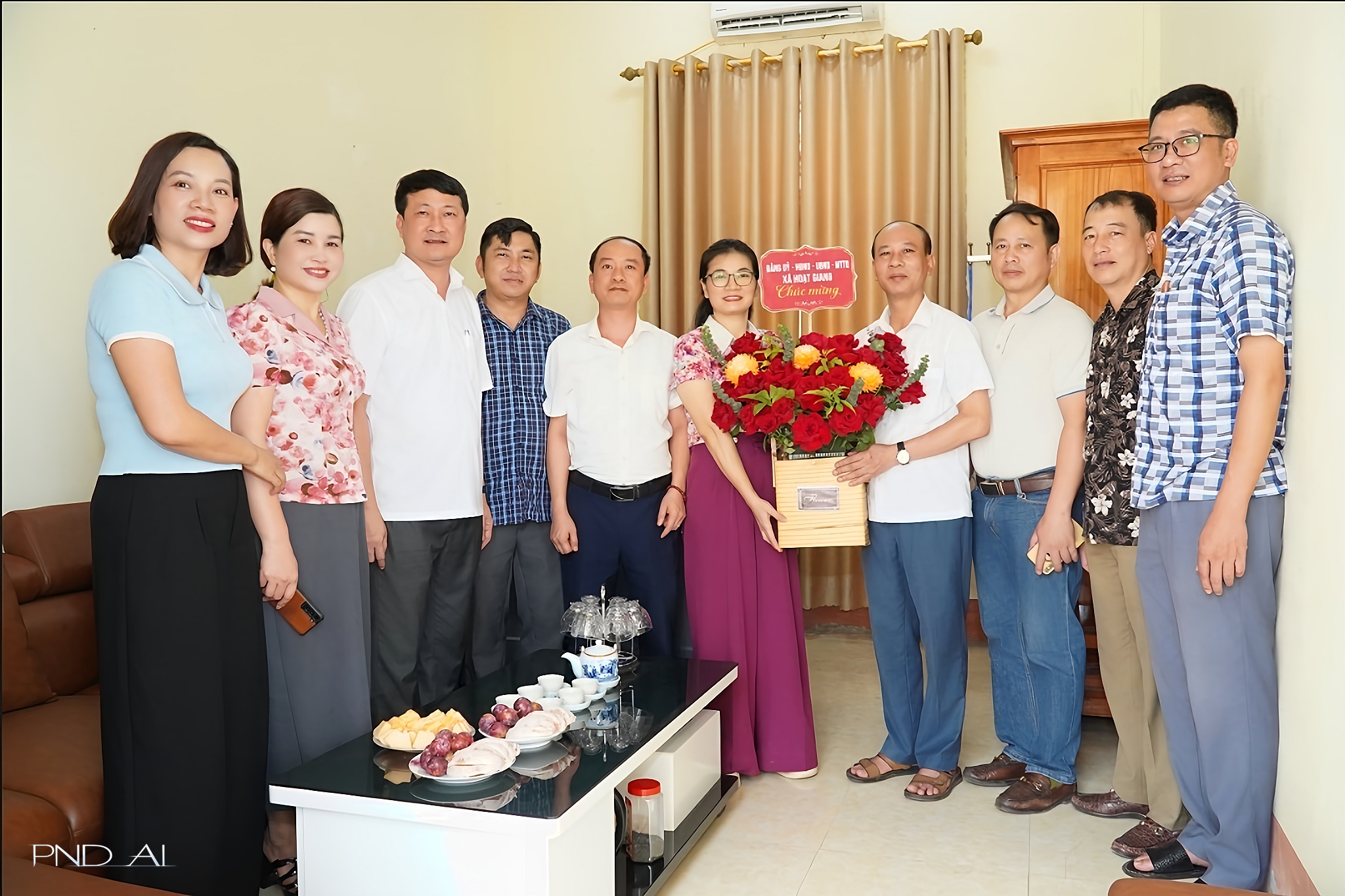 Lãnh đạo xã Hoạt Giang chúc mừng Trung tâm Cung ứng dịch vụ công nhân kỷ niệm 101 năm Ngày Báo chí Cách mạng Việt Nam