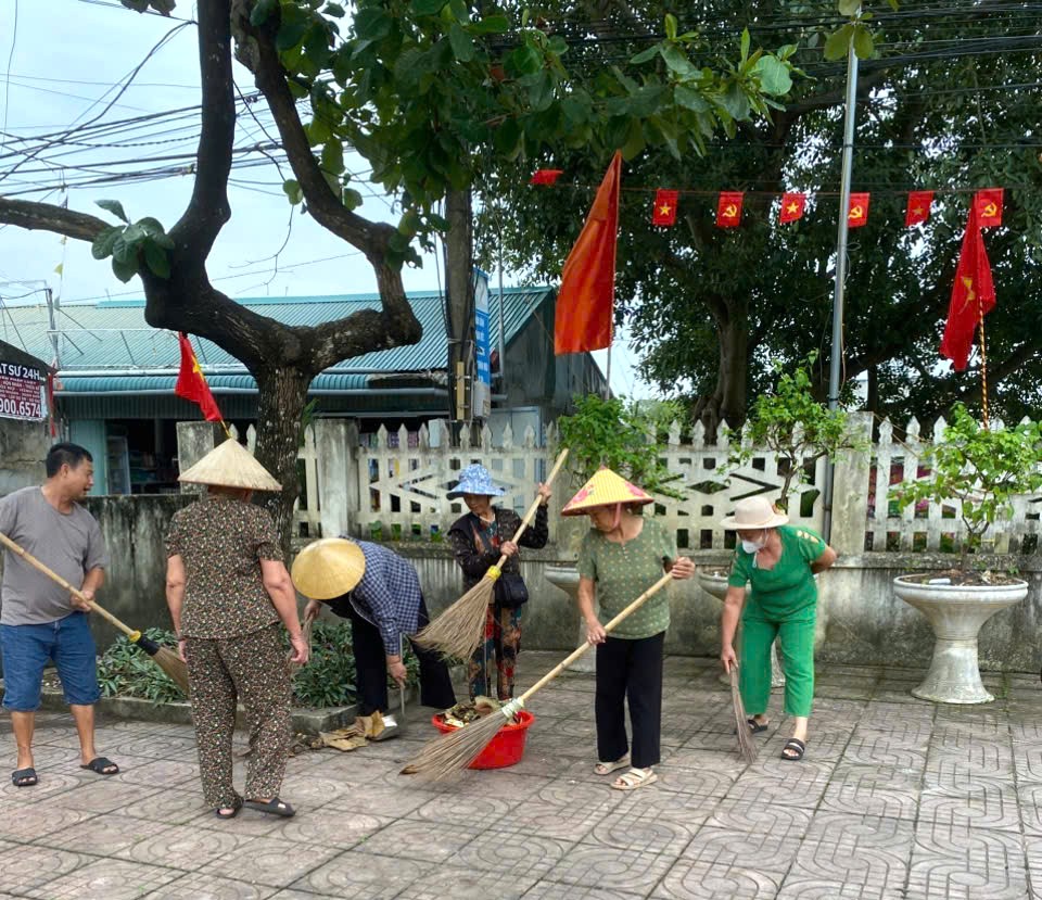Xã Hoạt Giang tăng cường công tác vệ sinh môi trường, chỉnh trang cảnh quan, bảo đảm trật tự và mỹ quan trên địa bàn