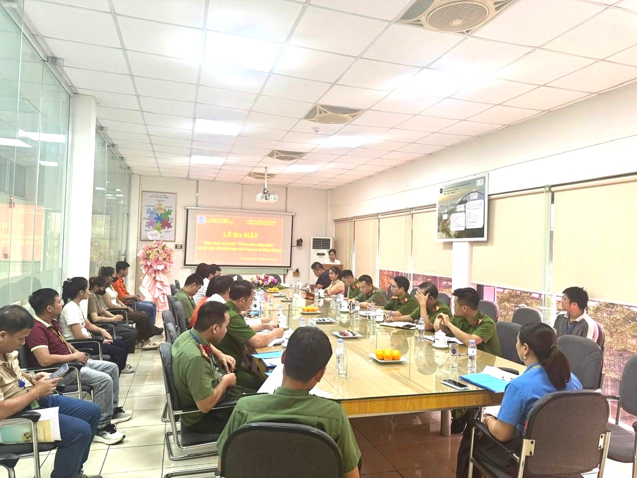Lễ ra mắt mô hình “Tổ an ninh công nhân” và ký quy chế phối hợp với Công an xã Hoạt Giang