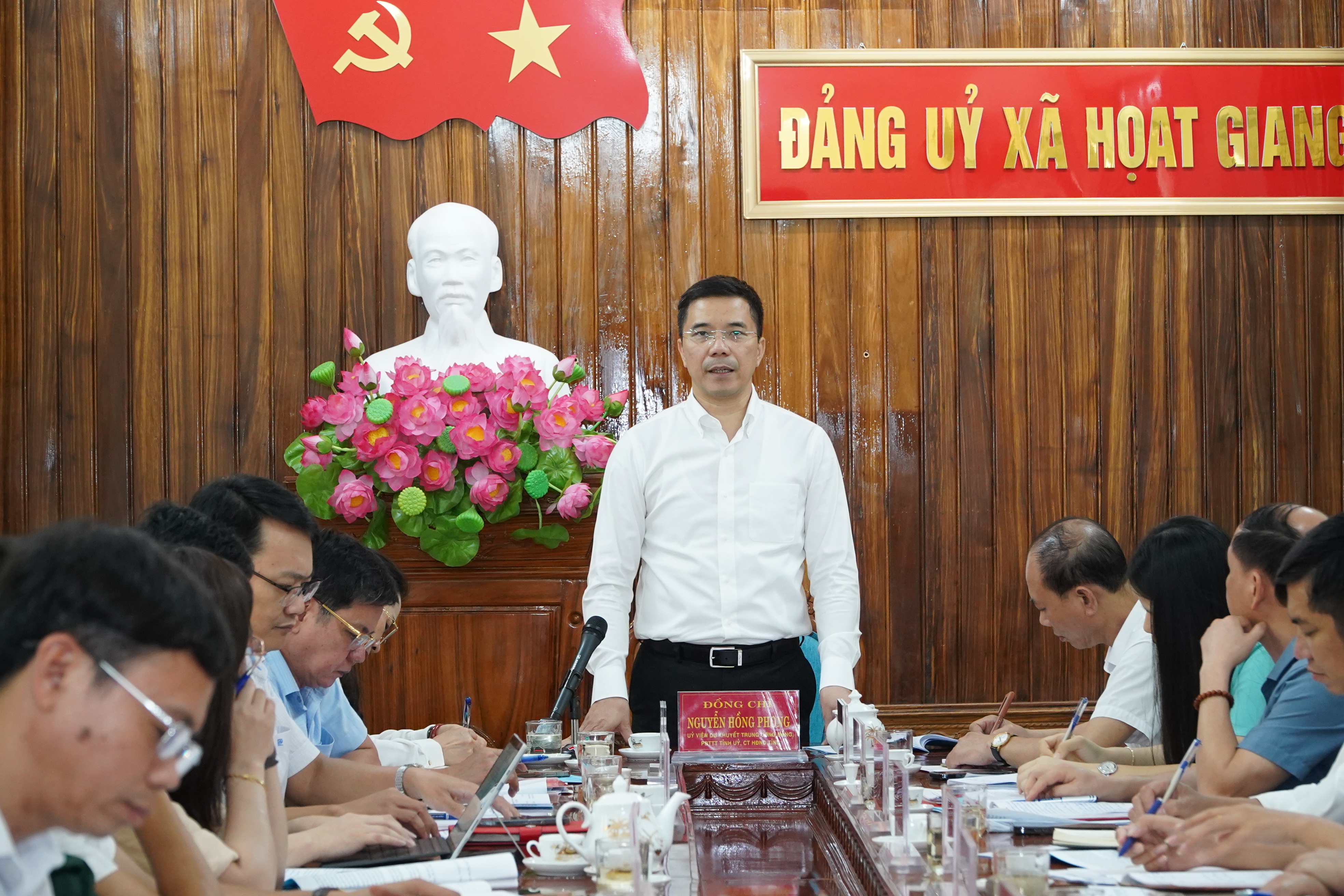Đồng chí Nguyễn Hồng Phong, Ủy viên dự khuyết Trung ương Đảng, Phó Bí thư Thường trực Tỉnh ủy, Chủ tịch HĐND tỉnh làm việc với lãnh đạo xã Hoạt Giang