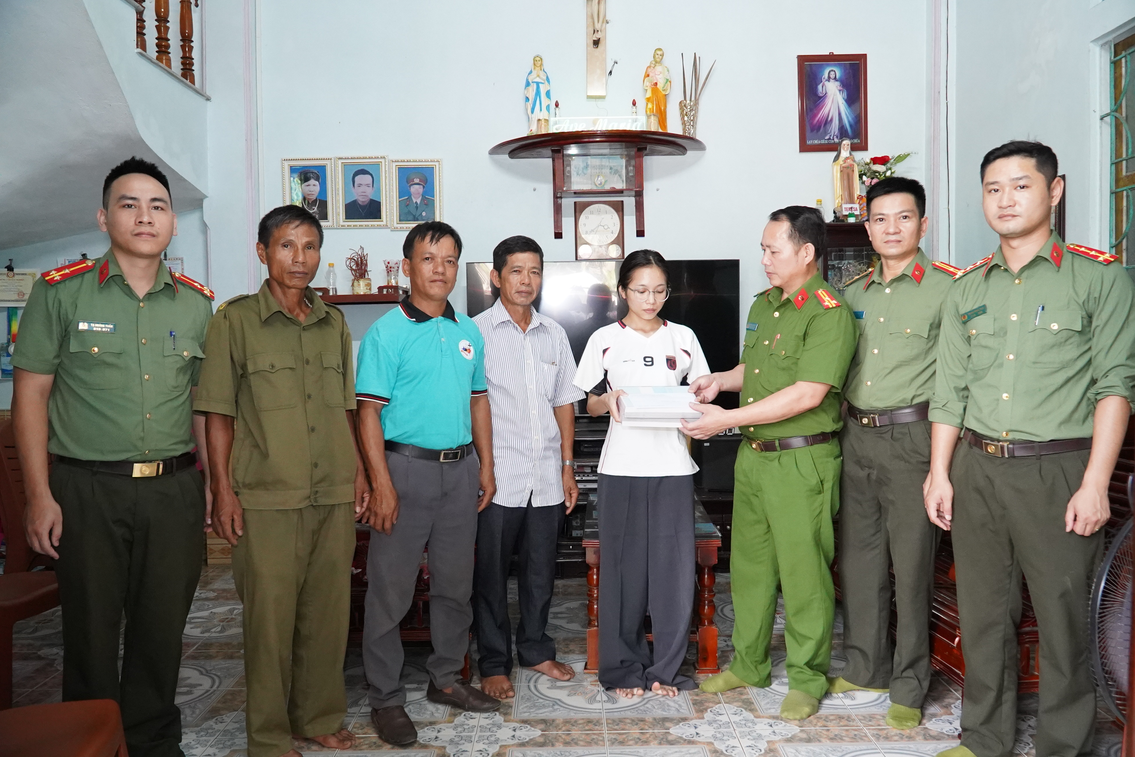 Công an xã Hoạt Giang trao quà cho các cháu học sinh công giáo có hoàn cảnh khó khăn