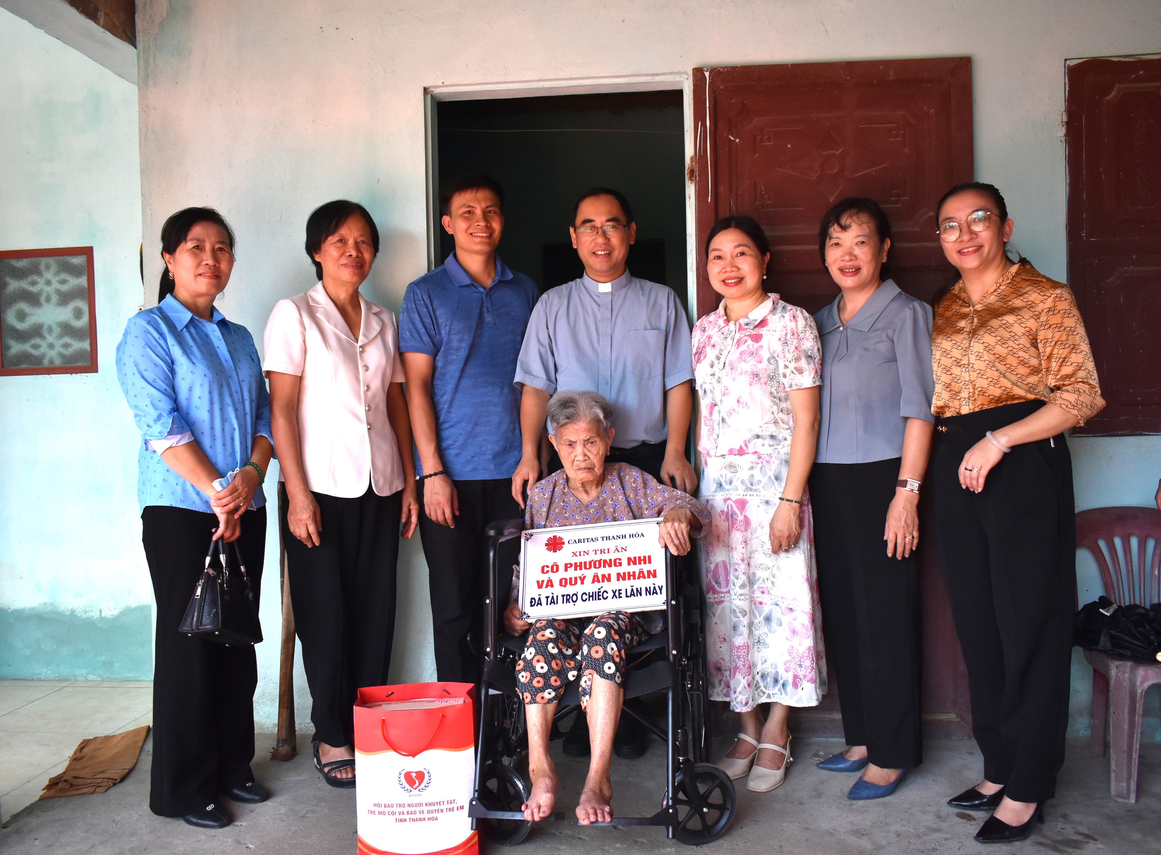 CARITAS THANH HÓA: TRAO 9 SUẤT QUÀ ĐẾN VỚI NGƯỜI NGHÈO, NGƯỜI KHUYẾT TẬT ĐẶC BIỆT KHÓ KHĂN TRÊN ĐỊA BÀN XÃ HOẠT GIANG