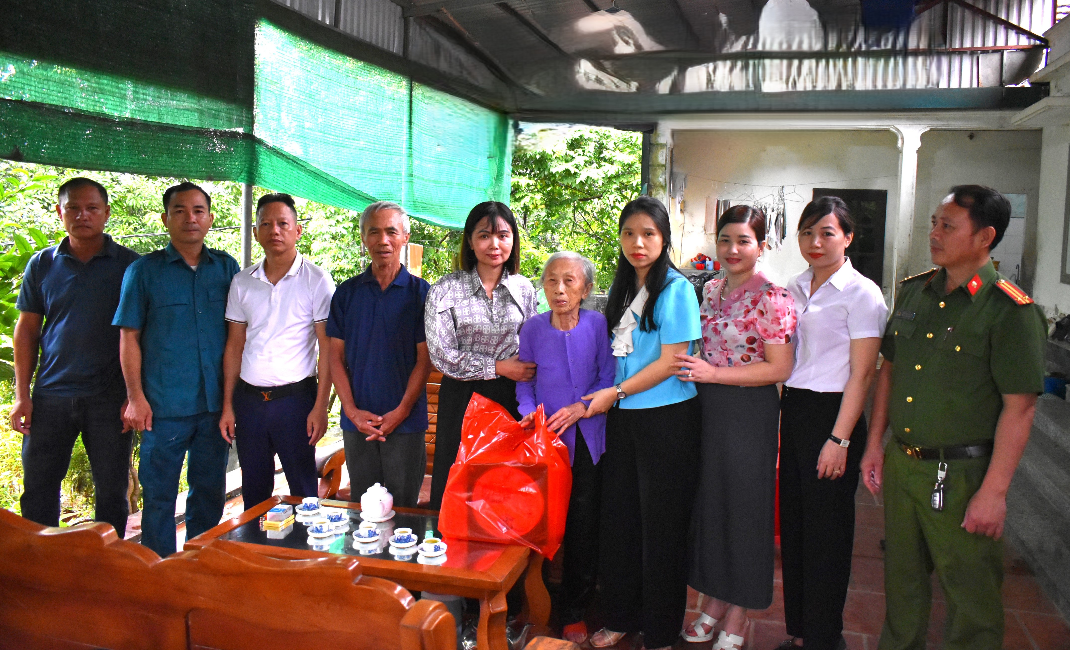 Đoàn lãnh đạo xã Hoạt Giang thăm hỏi, tặng quà nhân Ngày Thương binh liệt sĩ 27/7