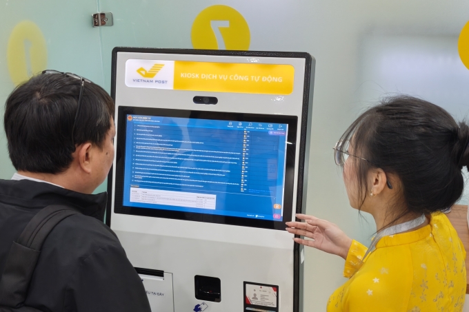 Một người dân được hướng dẫn sử dụng kiosk tự phục vụ tại bộ phận một cửa của Bộ Khoa học và Công nghệ. Ảnh: Trọng Đạt