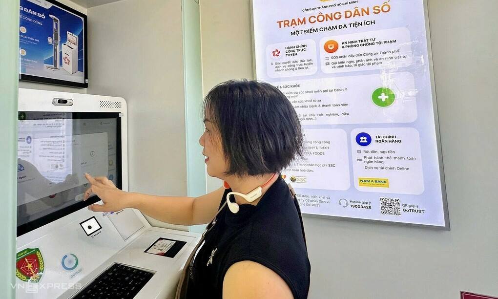 Người dân thao tác tại Trạm công dân số ở Khu đô thị Cityland Park Hills, chiều 24/4. Ảnh: Lê Tuyết