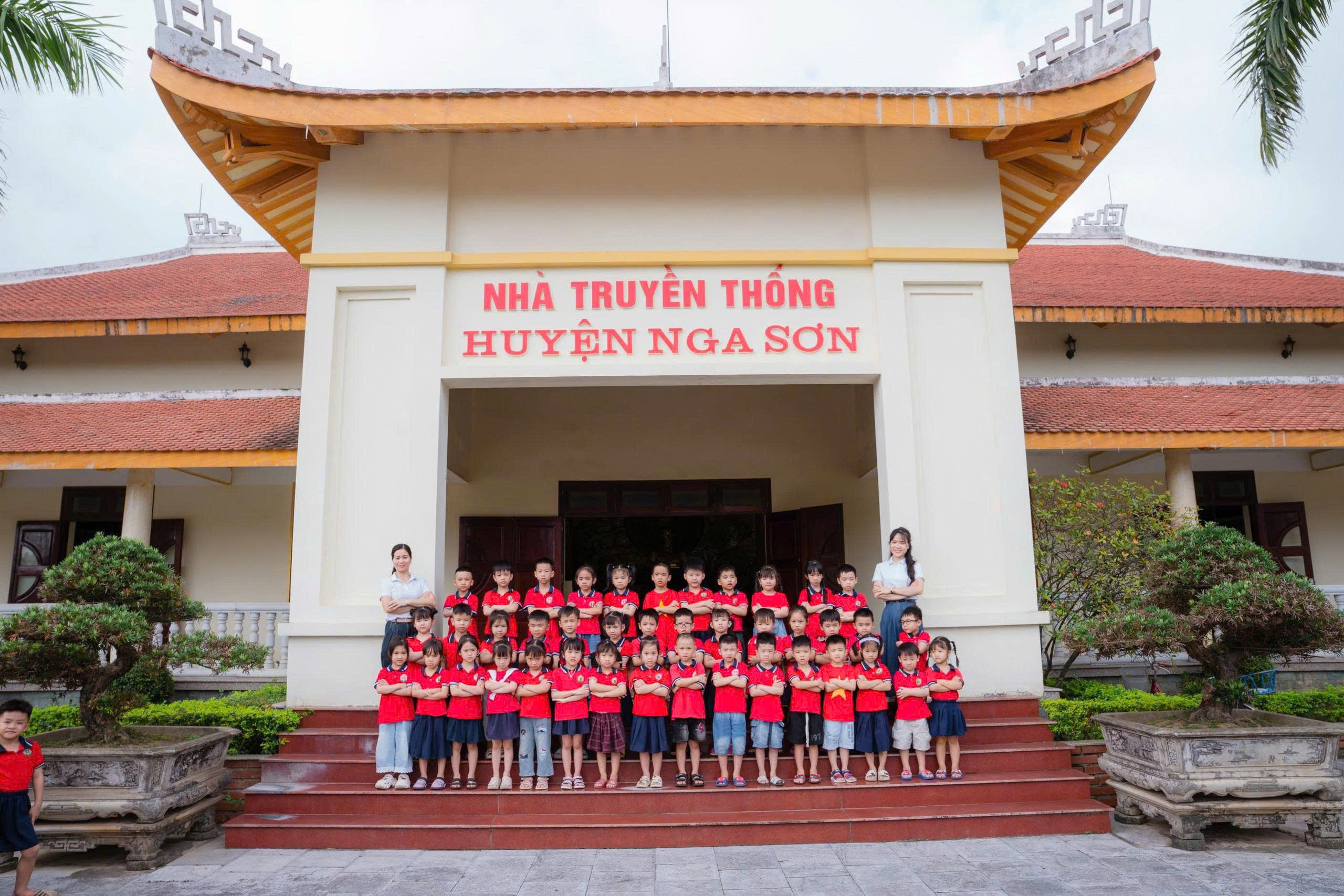 TRƯỜNG MẦM NON NGA SƠN TỔ CHỨC CHO TRẺ THĂM QUAN NHÀ TRUYỀN THỐNG VÀ THƯ VIỆN XÃ