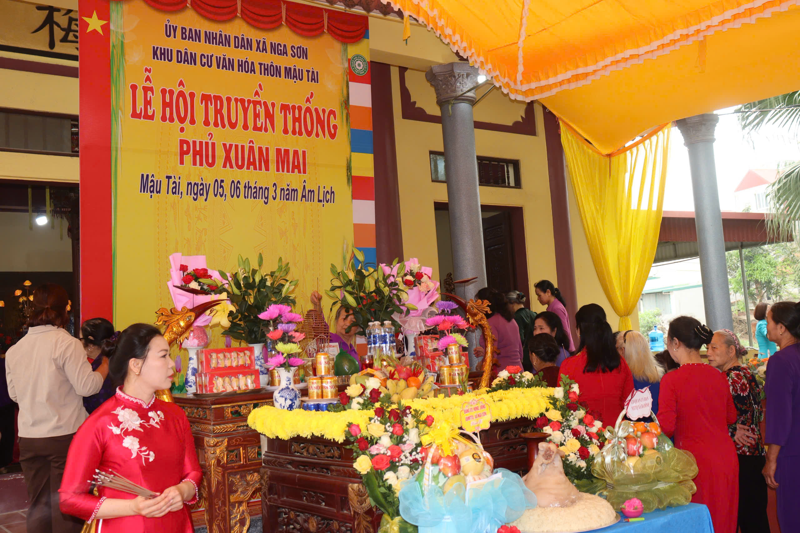 ĐOÀN CÔNG TÁC XÃ NGA SƠN THAM DỰ KHAI MẠC LỄ HỘI TRUYỀN THỐNG PHỦ XUÂN MAI