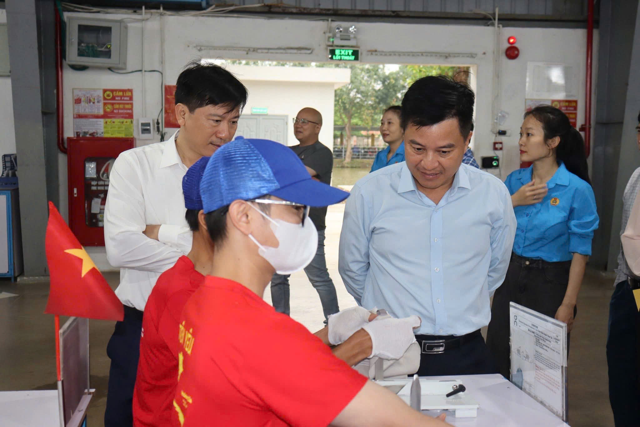 LAN TỎA TINH THẦN YÊU NƯỚC TRONG LAO ĐỘNG SẢN XUẤT TẠI CÔNG TY GIÀY DA ATHENA