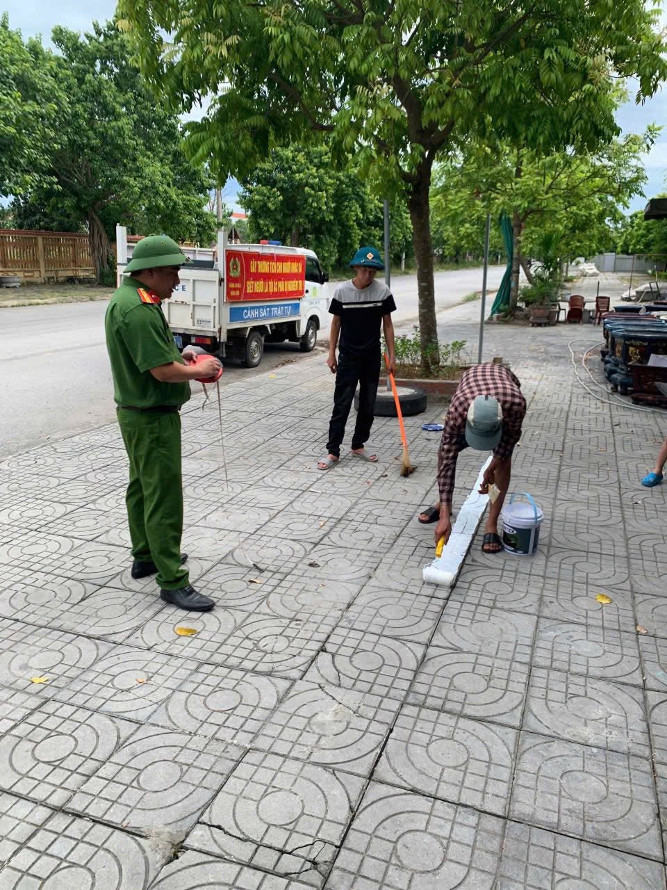 CÔNG AN XÃ NGA SƠN KẺ VẠCH SƠN PHÂN ĐỊNH RANH GIỚI KINH DOANH, GÓP PHẦN XÂY DỰNG MÔI TRƯỜNG ĐÔ THỊ VĂN MINH