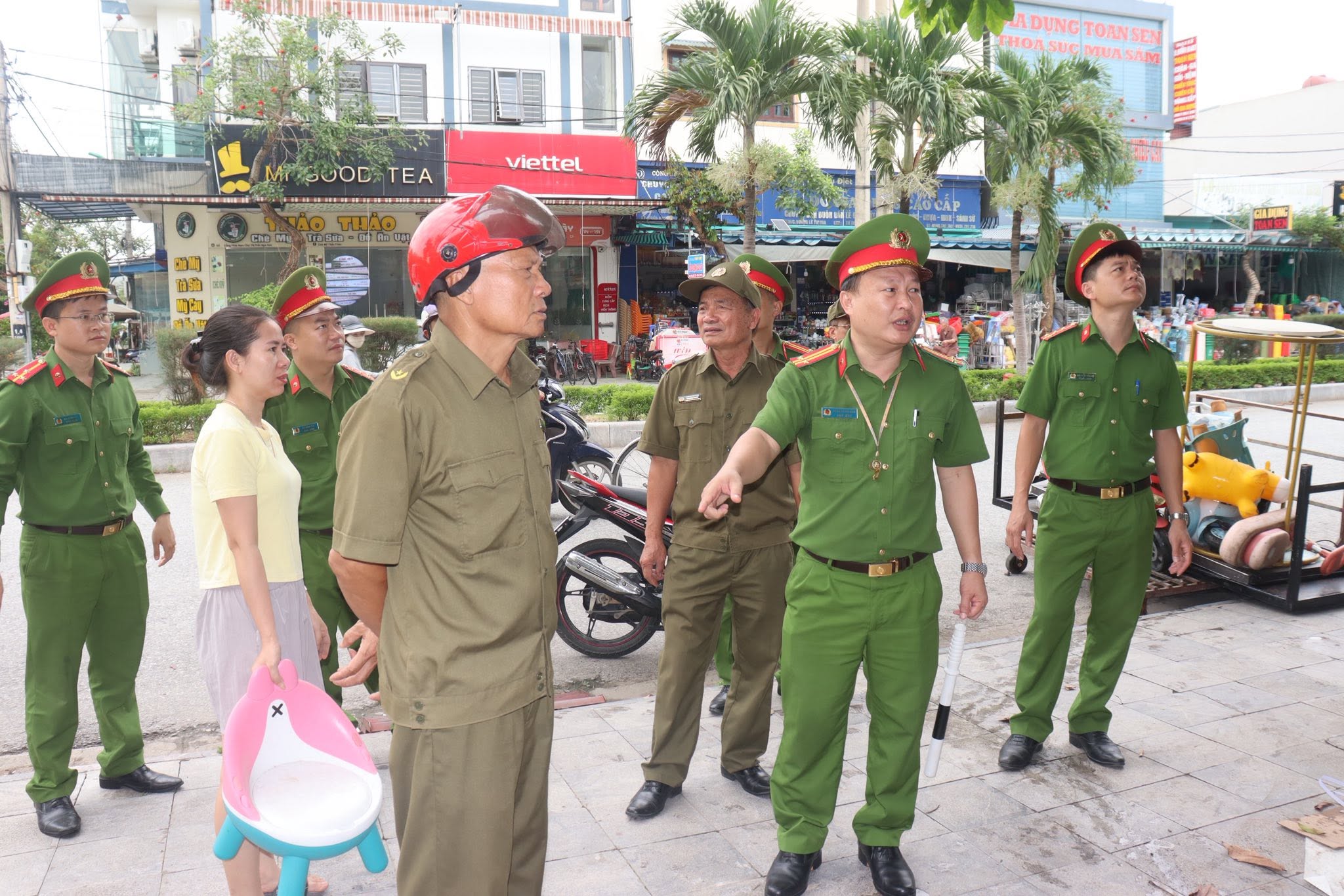 CÔNG AN XÃ NGA SƠN RA QUÂN XỬ LÝ CÁC TRƯỜNG HỢP VI PHẠM TRẬT TỰ CÔNG CỘNG, HÀNH LANG AN TOÀN GIAO THÔNG