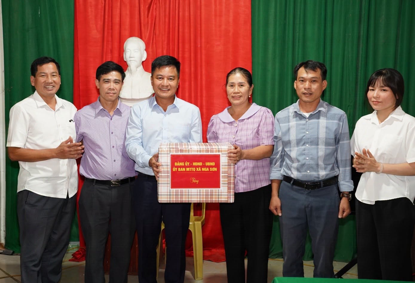 ĐỒNG CHÍ ĐÀO VŨ VIỆT – BÍ THƯ ĐẢNG ỦY, CHỦ TỊCH HĐND XÃ DỰ SINH HOẠT CHI BỘ THÔN TRUNG ĐỨC