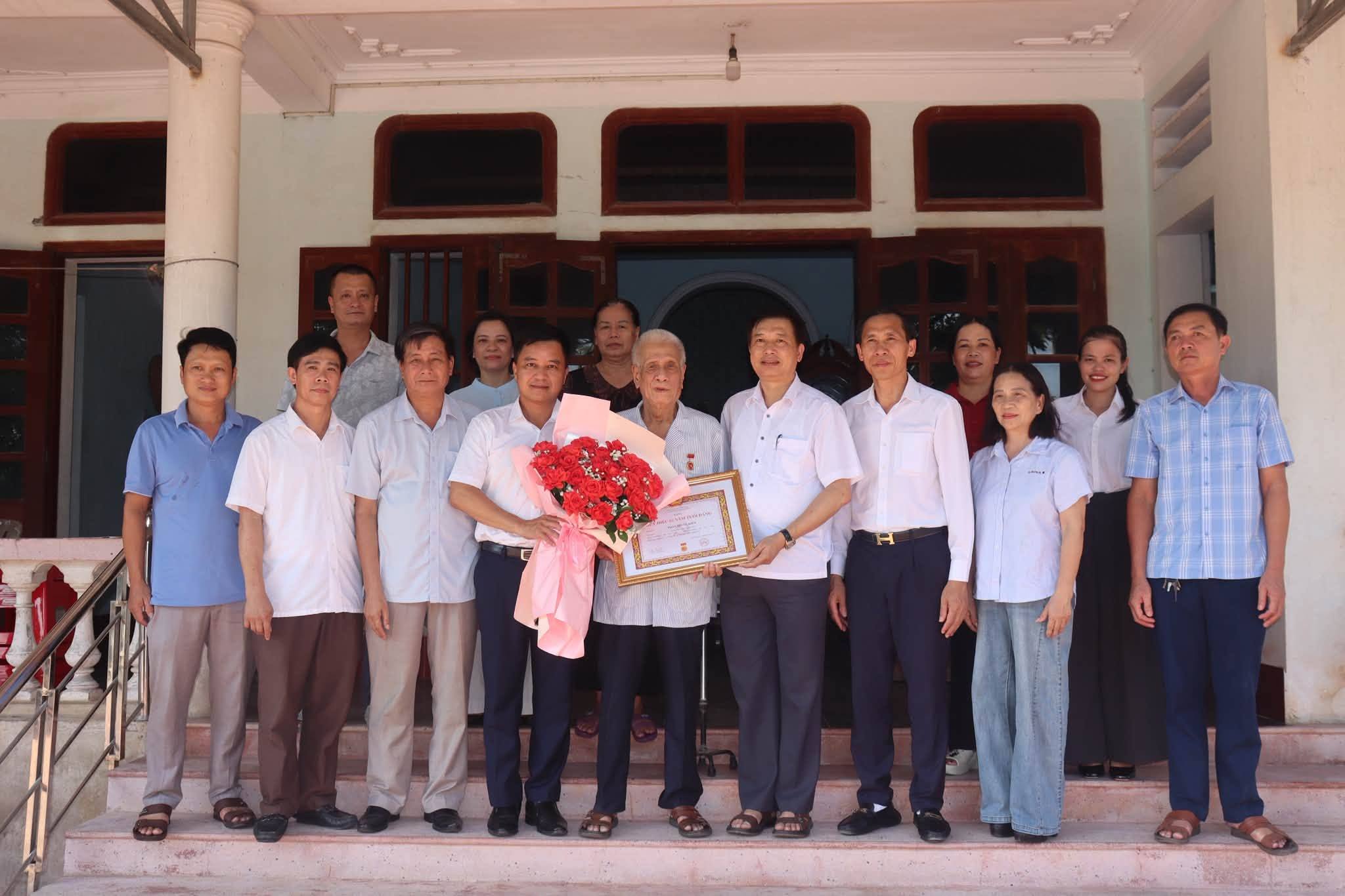 TRANG TRỌNG TRAO HUY HIỆU 65 NĂM TUỔI ĐẢNG CHO ĐỒNG CHÍ PHAN TRUNG KIÊN