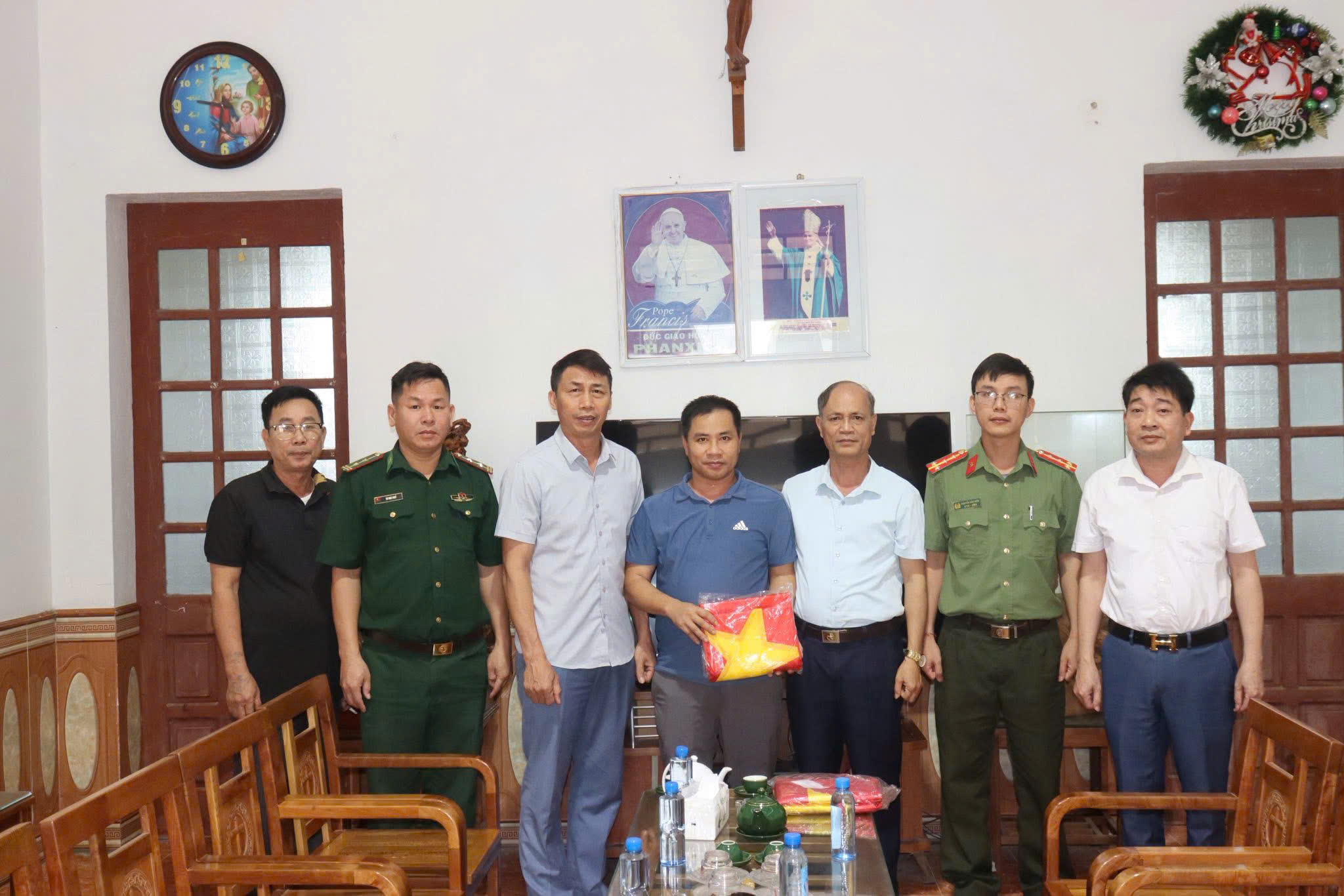 ĐOÀN CÔNG TÁC ĐẢNG ỦY – UBND XÃ NGA SƠN TRAO TẶNG CỜ TỔ QUỐC, ĐỘNG VIÊN CÁC CƠ SỞ TÔN GIÁO TREO CỜ DỊP 30/4 – 1/5
