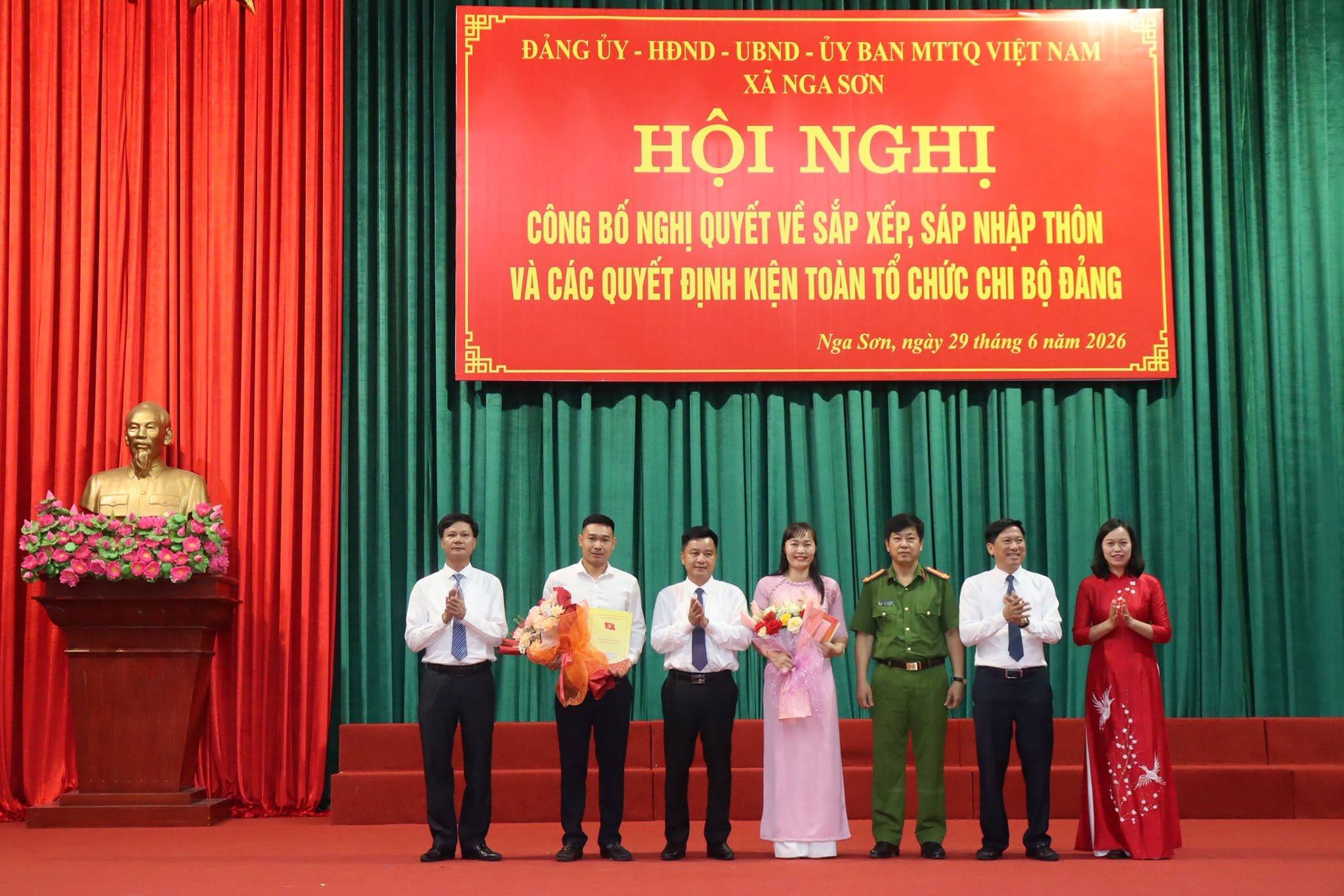 HỘI NGHỊ CÔNG BỐ NGHỊ QUYẾT VỀ SẮP XẾP, SÁP NHẬP THÔN VÀ CÁC QUYẾT ĐỊNH KIỆN TOÀN TỔ CHỨC CHI BỘ ĐẢNG