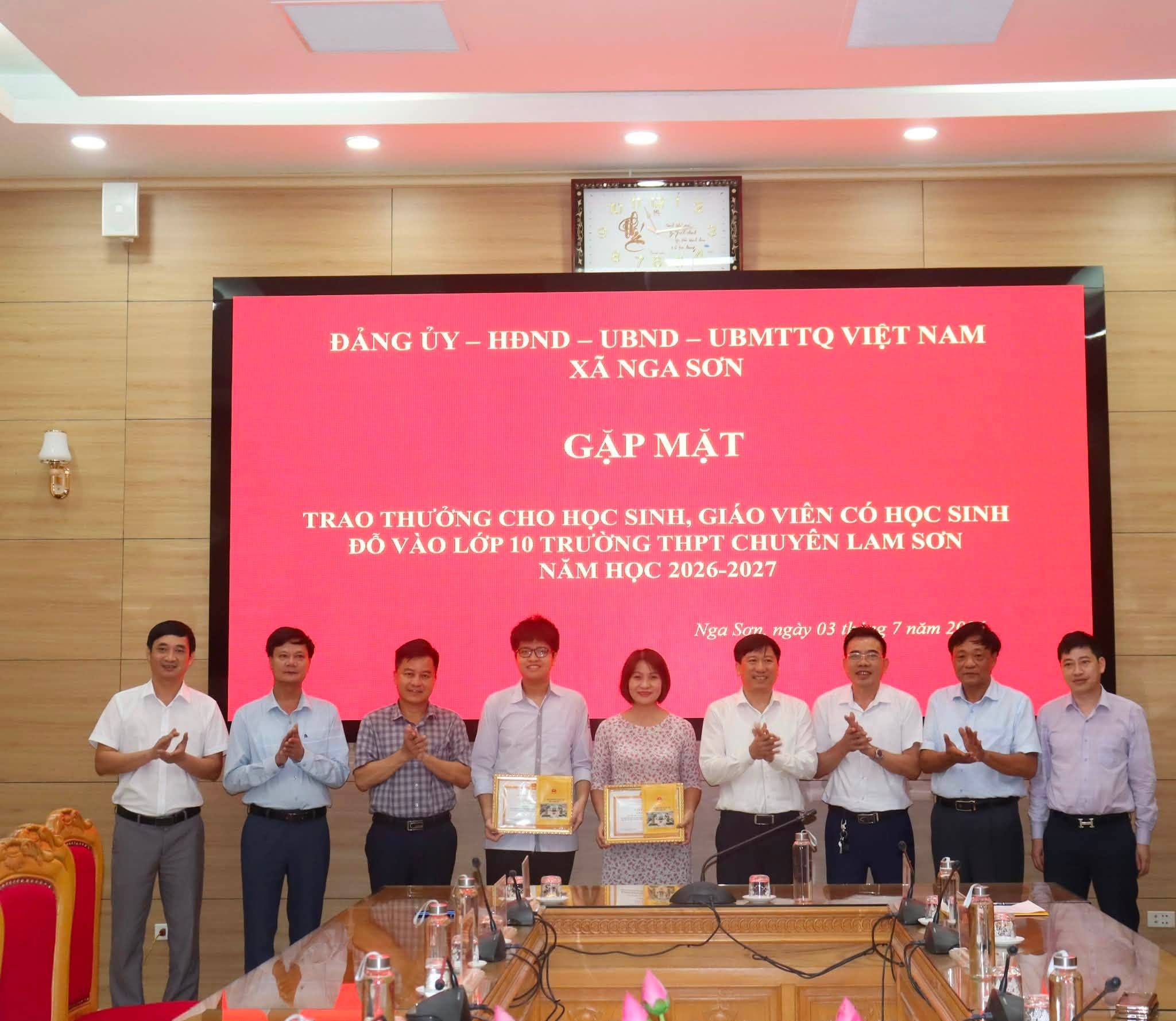 NGA SƠN KHEN THƯỞNG HỌC SINH, GIÁO VIÊN CÓ THÀNH TÍCH XUẤT SẮC TRONG KỲ THI TUYỂN SINH VÀO LỚP 10 TRƯỜNG THPT CHUYÊN LAM SƠN