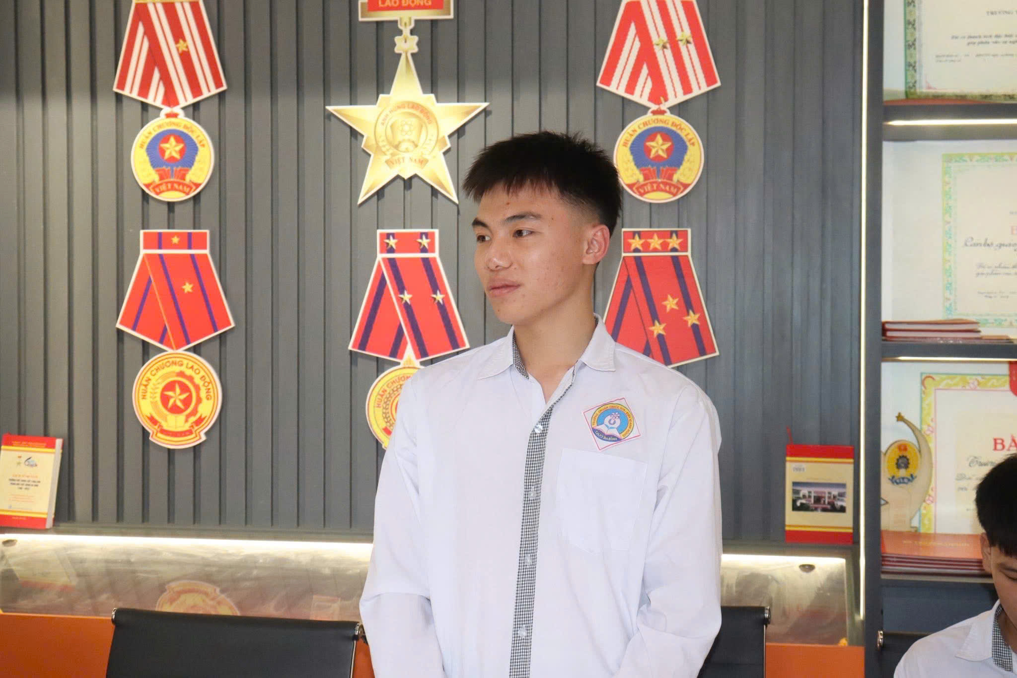 Anh-tin-bai