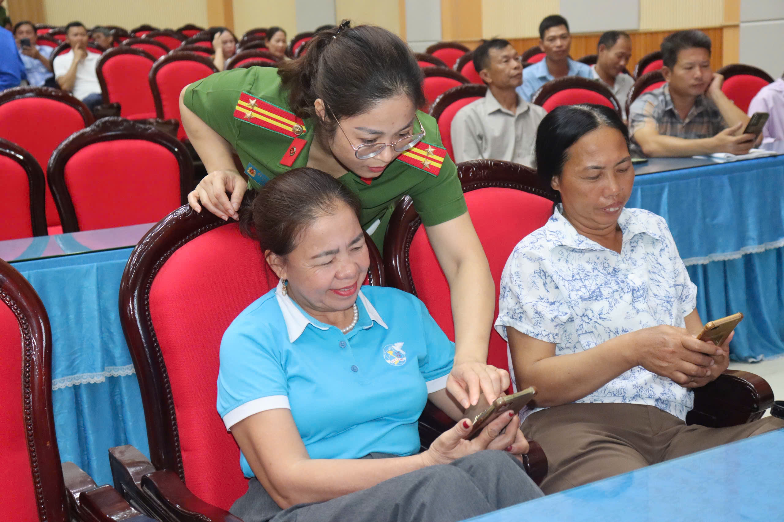 HỘI NGHỊ TẬP HUẤN KỸ NĂNG SỐ VÀ CÀI ĐẶT CÁC ỨNG DỤNG SỐ CHO TỔ CÔNG NGHỆ SỐ CỘNG ĐỒNG TRÊN ĐỊA BÀN XÃ NGA SƠN