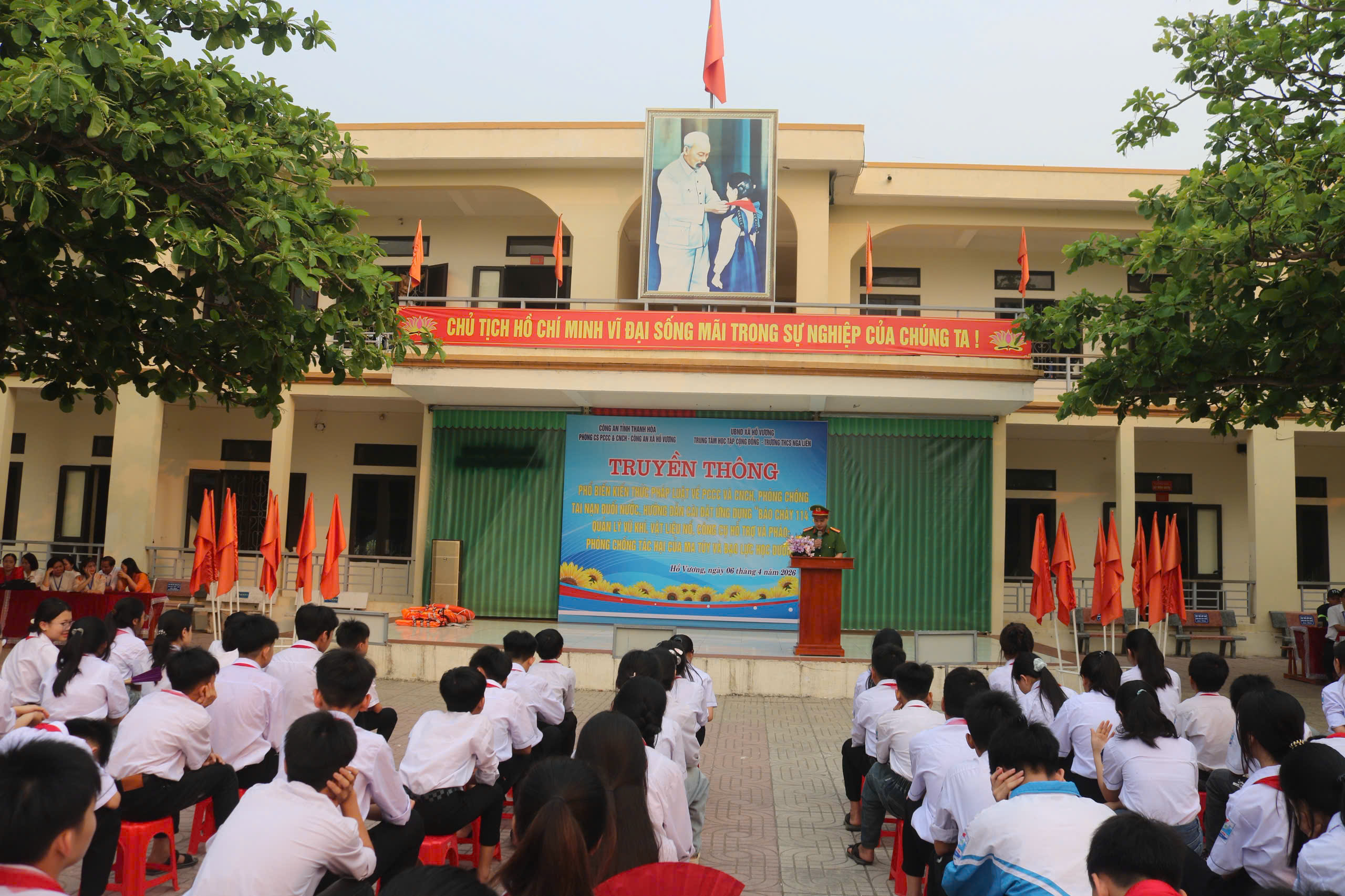 HỒ VƯƠNG TỔ CHỨC TUYÊN TRUYỀN PHÁP LUẬT, TRANG BỊ KỸ NĂNG PHÒNG CHÁY CHỮA CHÁY, PHÒNG CHỐNG ĐUỐI NƯỚC VÀ BẢO ĐẢM AN TOÀN CHO HỌC SINH THCS NGA LIÊN