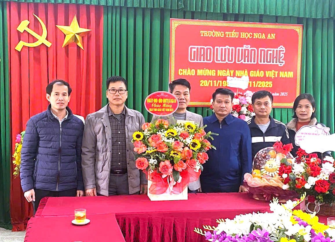 NHÂN KỶ NIỆM 43 NĂM NGÀY NHÀ GIÁO VIỆT NAM, CẤP ỦY CHÍNH QUYỀN XÃ NGA AN TỔ CHỨC CÁC ĐOÀN CÔNG TÁC THĂM, CHÚC MỪNG CÁC NHÀ TRƯỜNG TRÊN ĐỊA BÀN