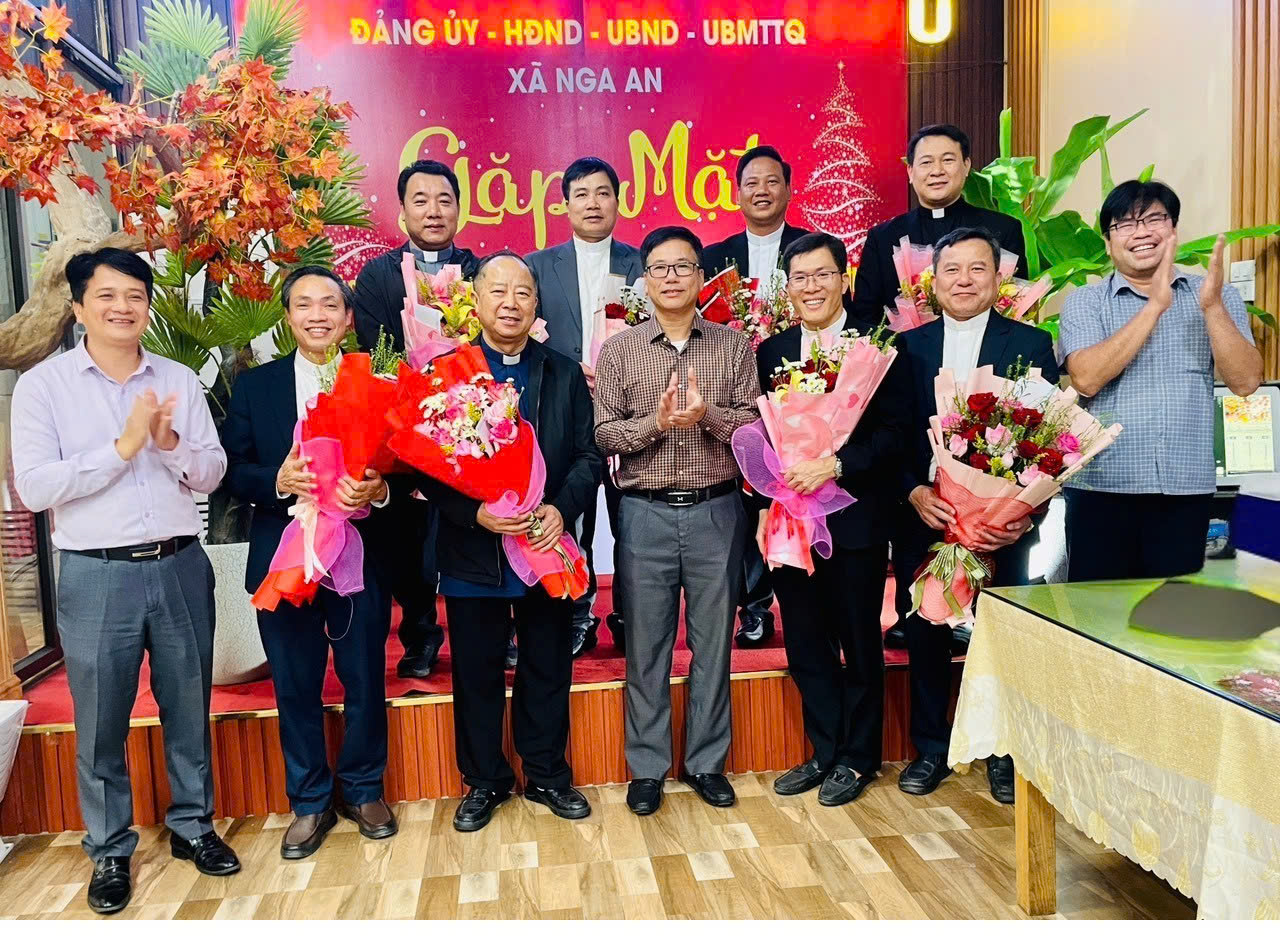 ĐẢNG ỦY – HĐND – UBND – ỦY BAN MTTQ XÃ NGA AN TỔ CHỨC GẶP MẶT, CHÚC MỪNG CÁC CHỨC SẮC, CHỨC VIỆC NHÂN DỊP LỄ GIÁNG SINH NĂM 2025