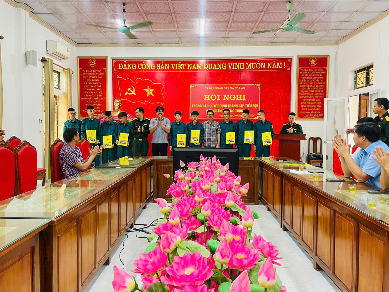 Description: C:\Users\AD\Pictures\QUÂN SỰ\z7639992482596_467693de1acb82046d0588ed0857e5b3.jpg