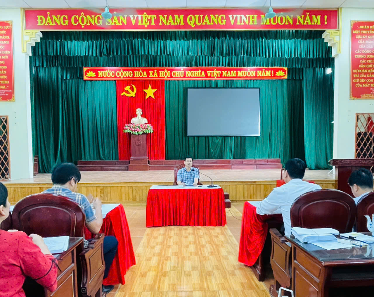 Description: C:\Users\AD\Pictures\ĐẢNG ỦY  XÃ\z7650742844442_923ffa8ae19d7ade8ea4628b740e77e5.jpg