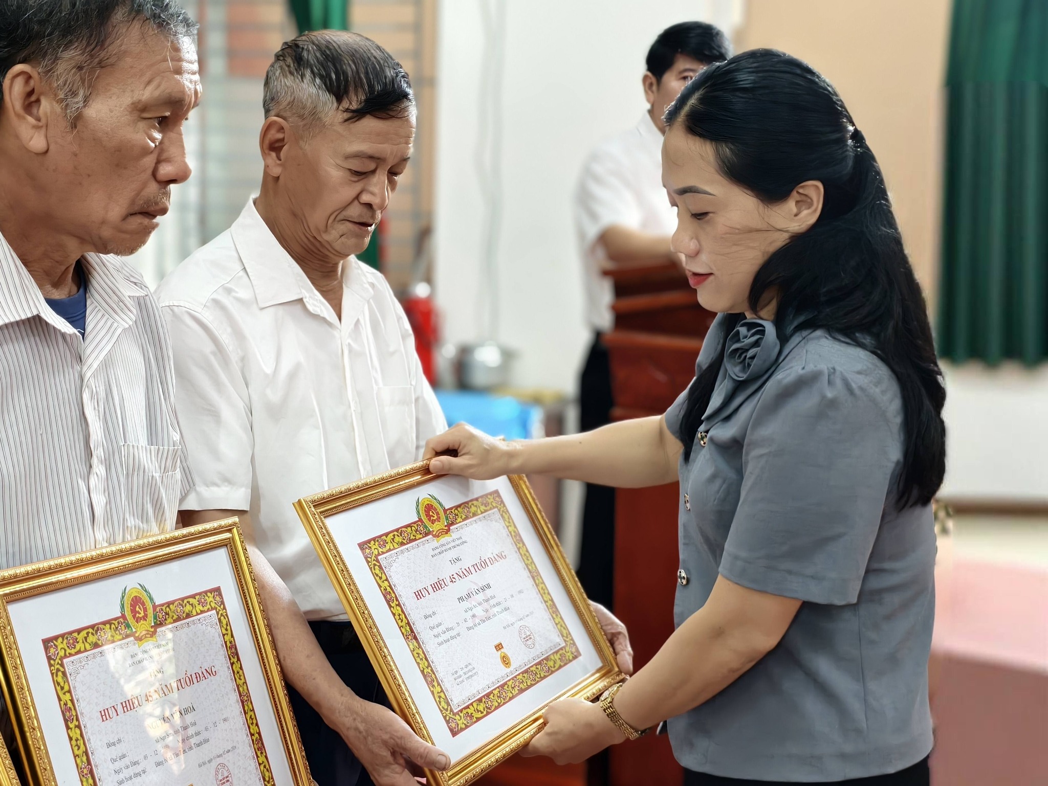 Anh-tin-bai