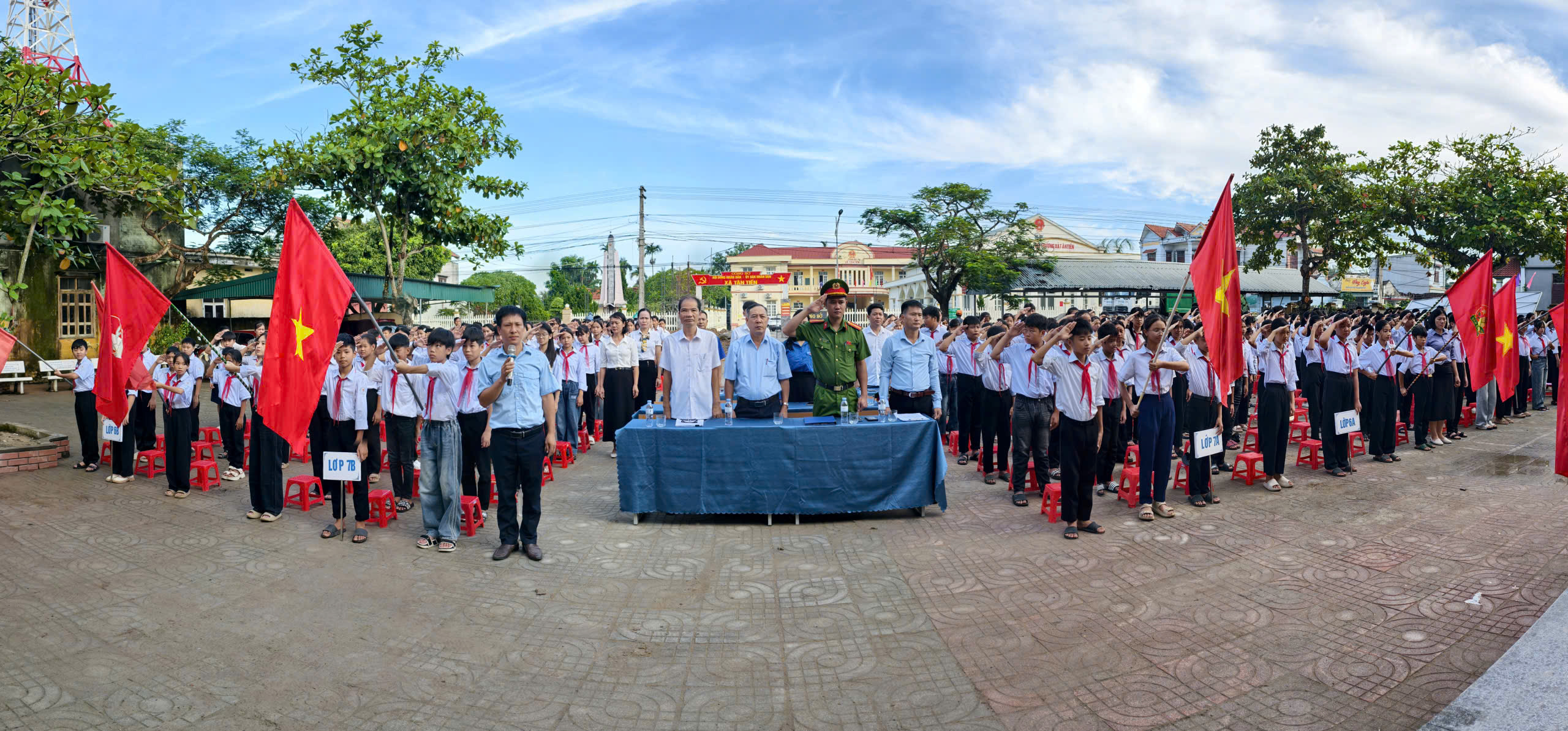 Lễ phát động học sinh nghiêm chỉnh chấp hành pháp luật về phòng, chống ma túy năm học 2025 - 2026 tại Trường THCS Nga Tiến