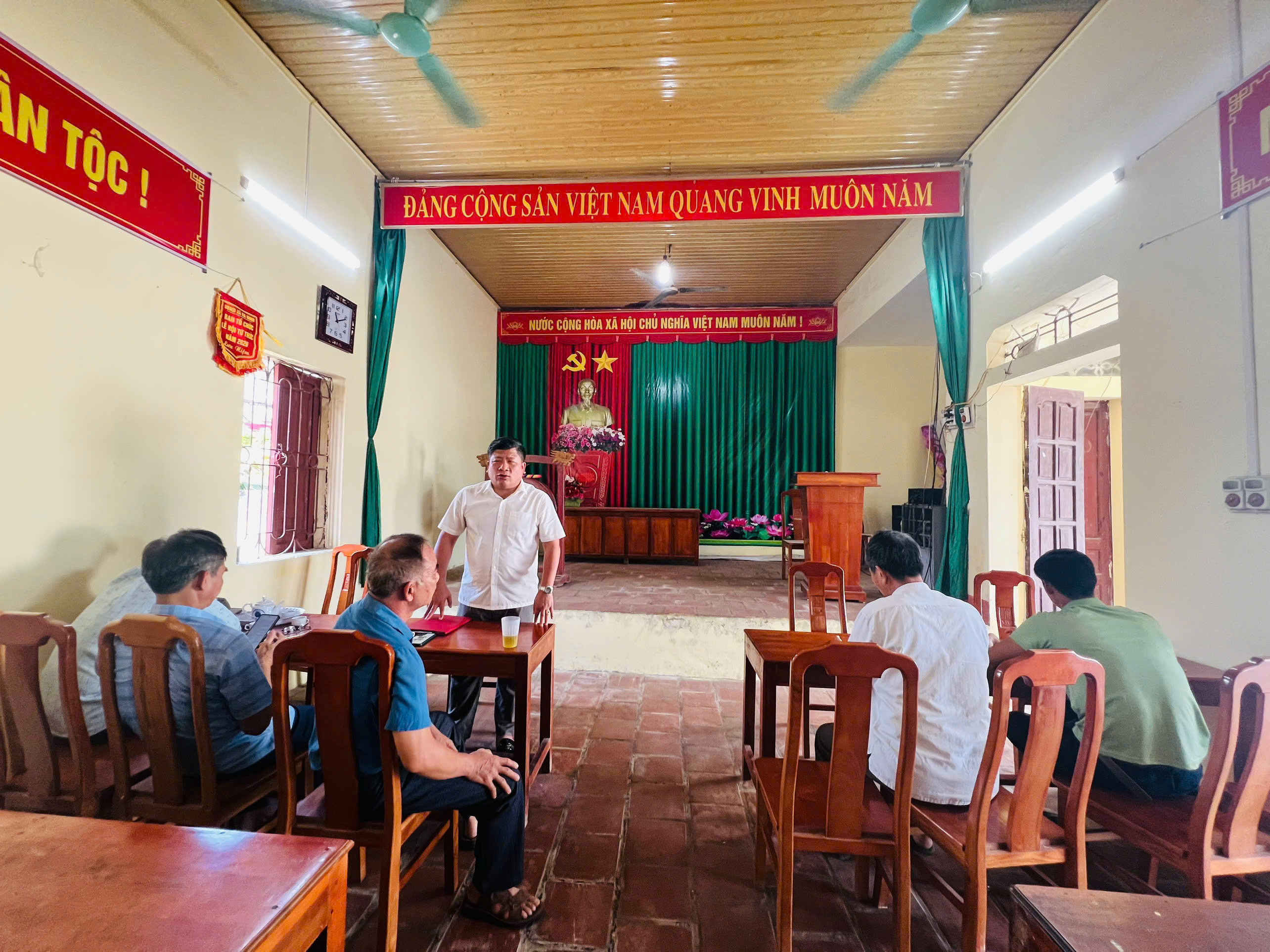 Đồng chí Chủ tịch UBND xã Ba Đình đã dự sinh hoạt thường kỳ cùng Chi bộ thôn Mỹ Thịnh 