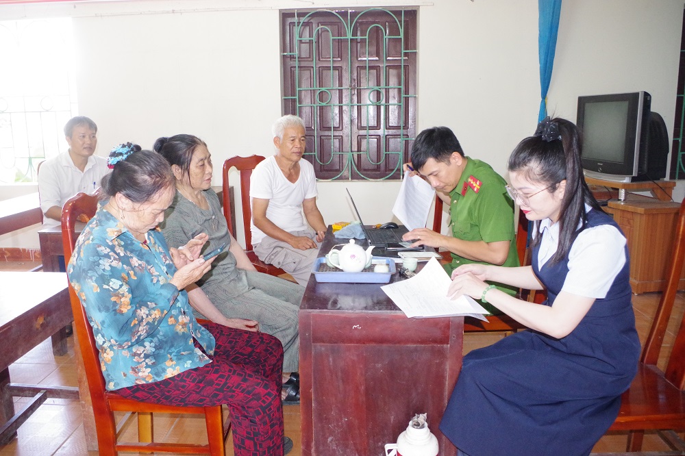 Ba Đình đồng loạt ra quân cao điểm hướng dẫn người dân kích hoạt tài khoản định danh điện tử, tích hợp an sinh xã hội trên VNeID