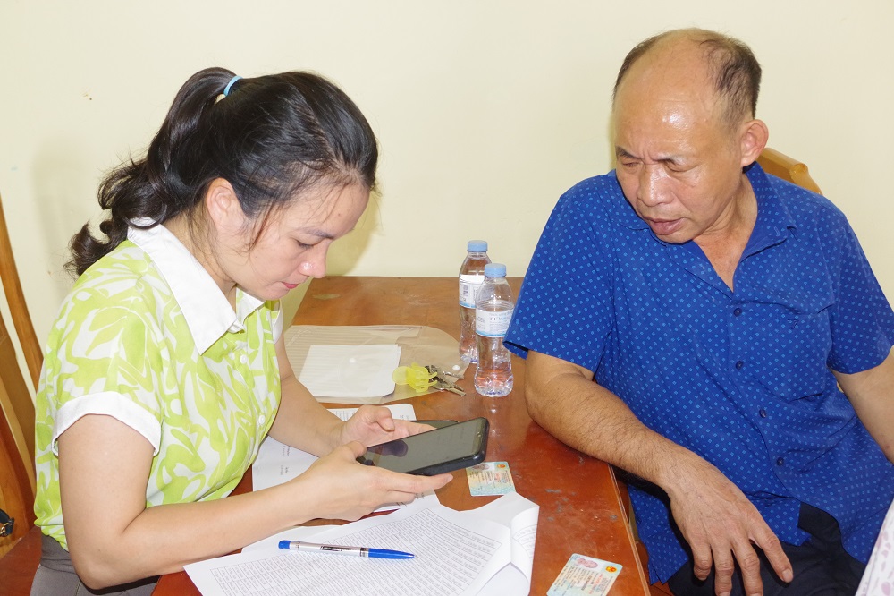 Ba Đình đạt gần 95% đối tượng an sinh xã hội đăng ký chi trả không dùng tiền mặt sau đợt cao điểm
