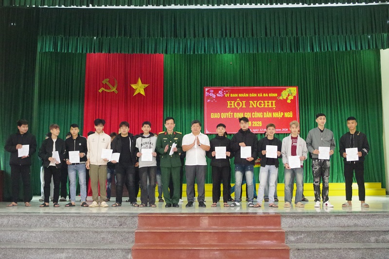 XÃ BA ĐÌNH TRAO QUYẾT ĐỊNH GỌI CÔNG DÂN NHẬP NGŨ VÀ THỰC HIỆN NGHĨA VỤ THAM GIA CÔNG AN NHÂN DÂN NĂM 2026