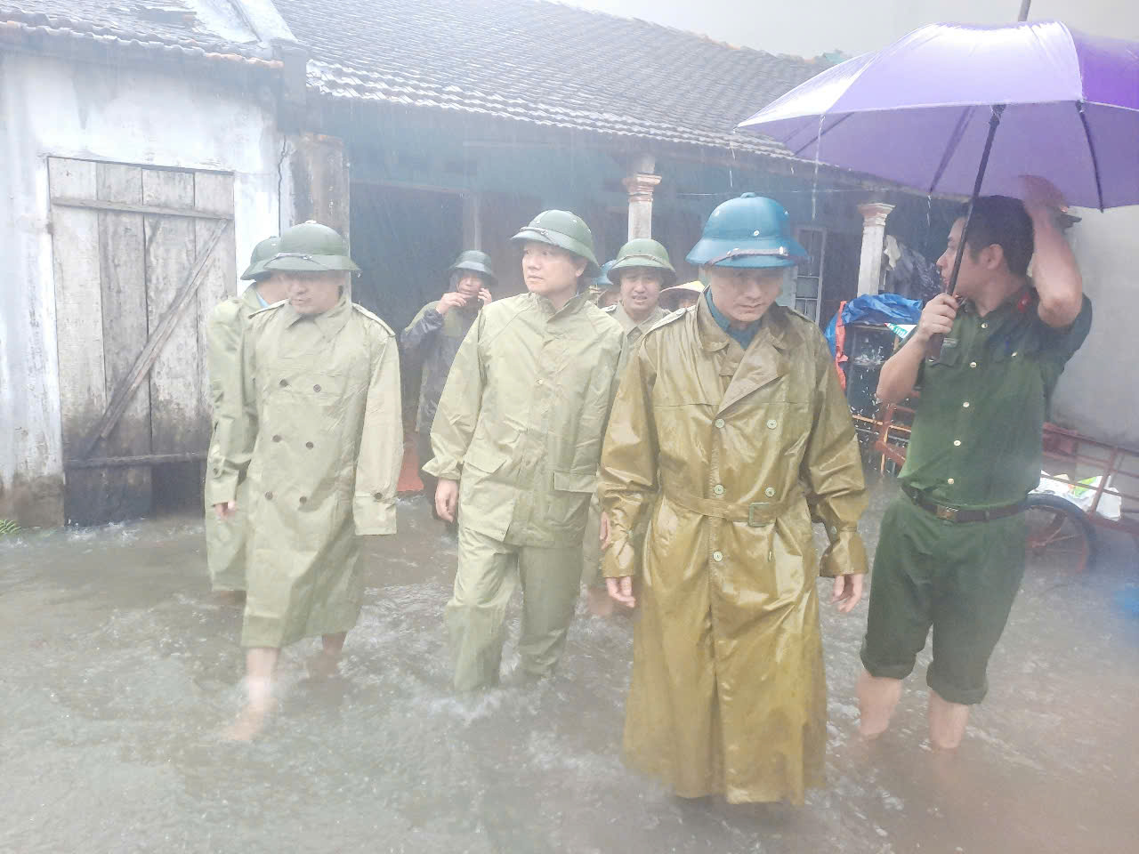Đồng chí Lê Minh Nghĩa- Bí thư Đảng ủy, Chủ tịch Hội đồng nhân dân Xã Yên Định và đồng chí Vũ Văn Đức- Phó chủ tịch Ủy ban nhân dân xã kiểm tra công tác phòng chống bão số 3.