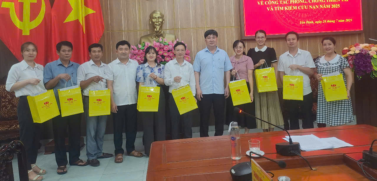 Lãnh đạo Ủy ban nhân dân xã Yên Định tổ chức tặng quà cho cán bộ công chức, viên chức là con thương binh, liệt sĩ trong xã.