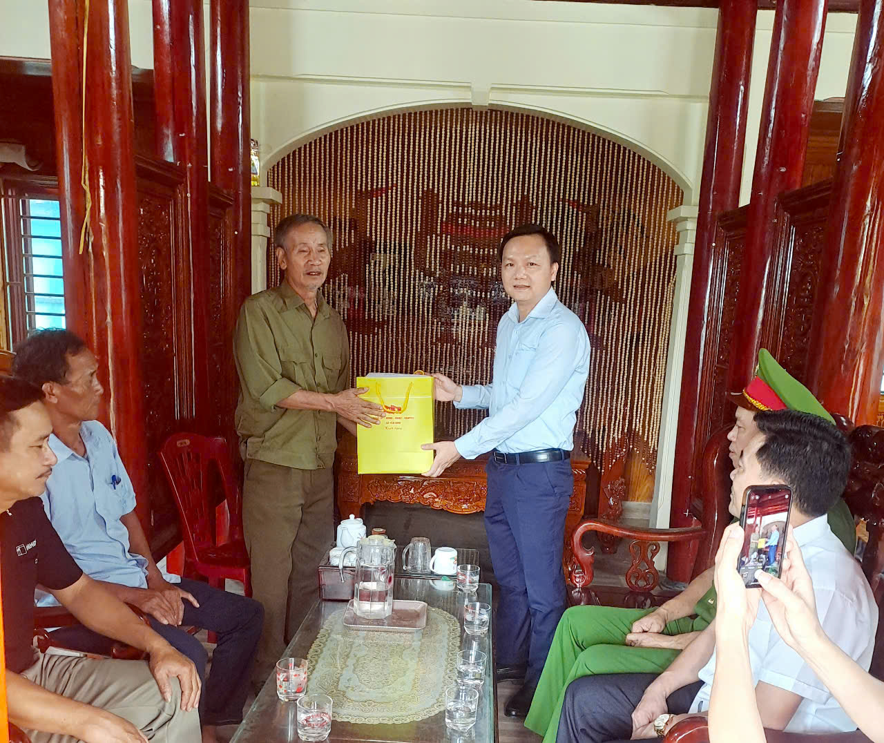Các đồng chí lãnh đạo Đảng Ủy- Hội đồng nhân dân- Ủy ban nhân dân- Mặt trận tổ quốc xã Yên Định đến thăm, tặng quà các gia đình chính sách.
